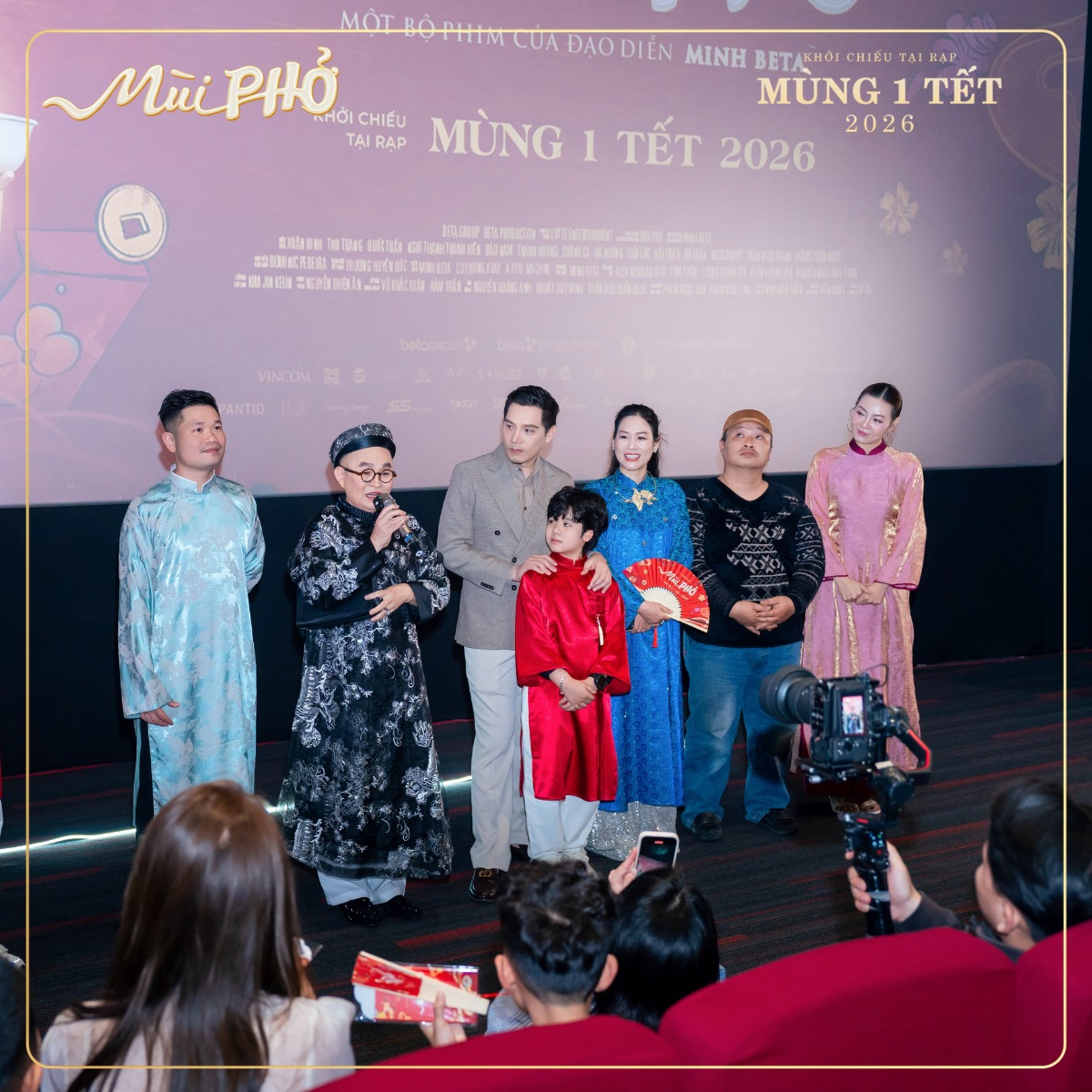 Tổng giám đốc Lotte quỳ lạy khán giả giữa rạp, dân mạng tranh luận sôi nổi- Ảnh 1. Tổng giám đốc Lotte quỳ lạy khán giả giữa rạp, dân mạng tranh luận sôi nổi- Ảnh 1.