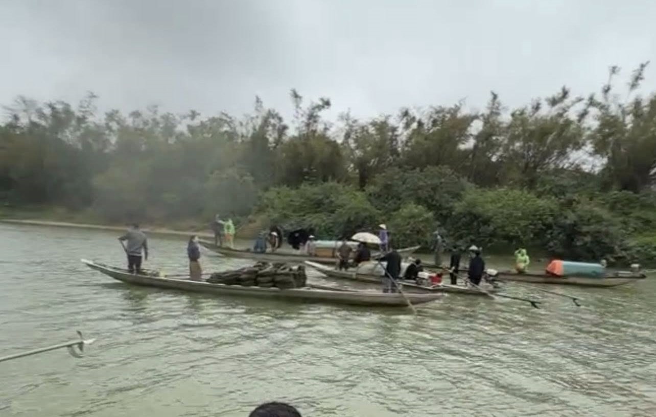Chìm thuyền trên sông Gianh ngày mùng 3 tết, 2 người chết, 2 người mất tích- Ảnh 2.