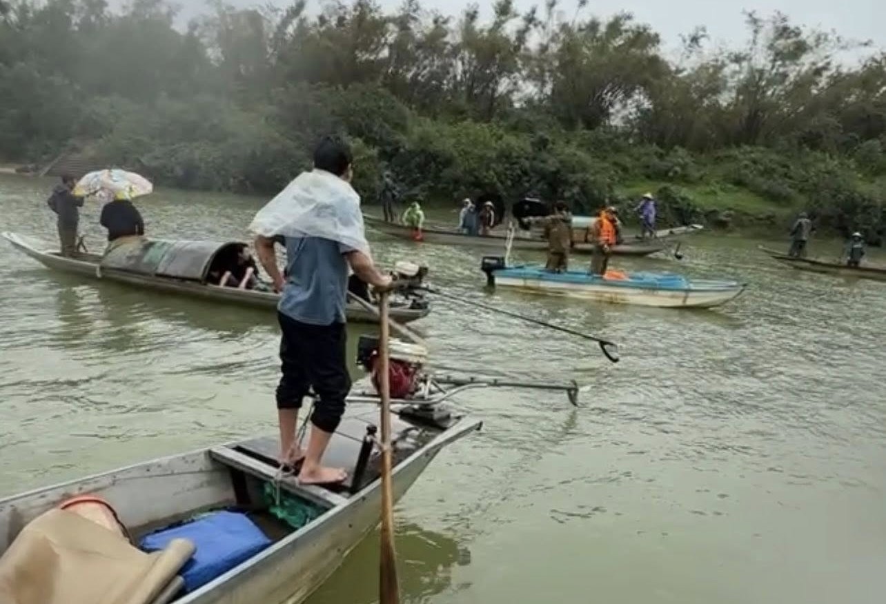 Chìm thuyền trên sông Gianh ngày mùng 3 tết, 2 người chết, 2 người mất tích- Ảnh 1.