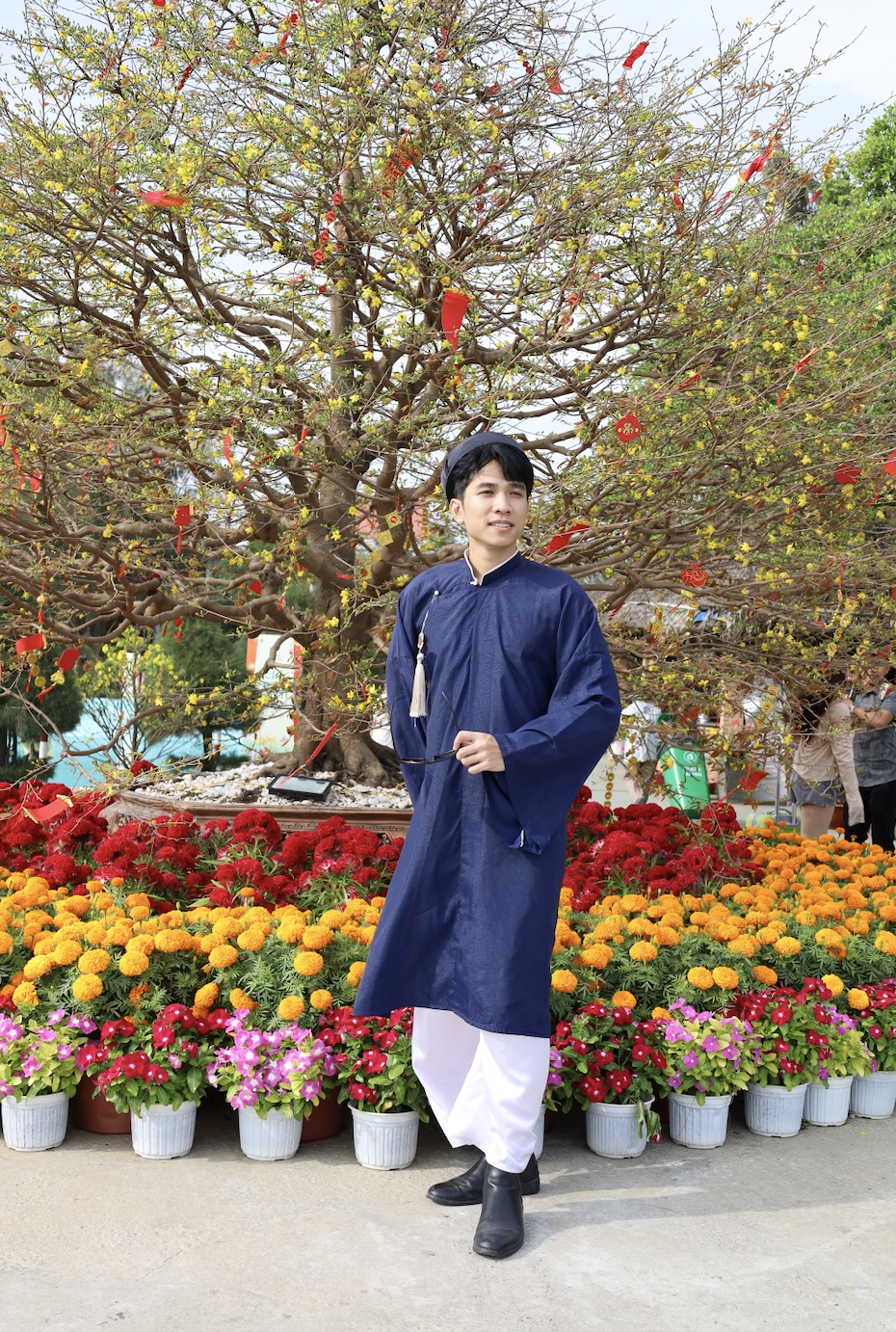 'Cụ mai' 150 tuổi bung nở ở Cần Giờ, du khách nô nức xin lộc đầu năm- Ảnh 7.