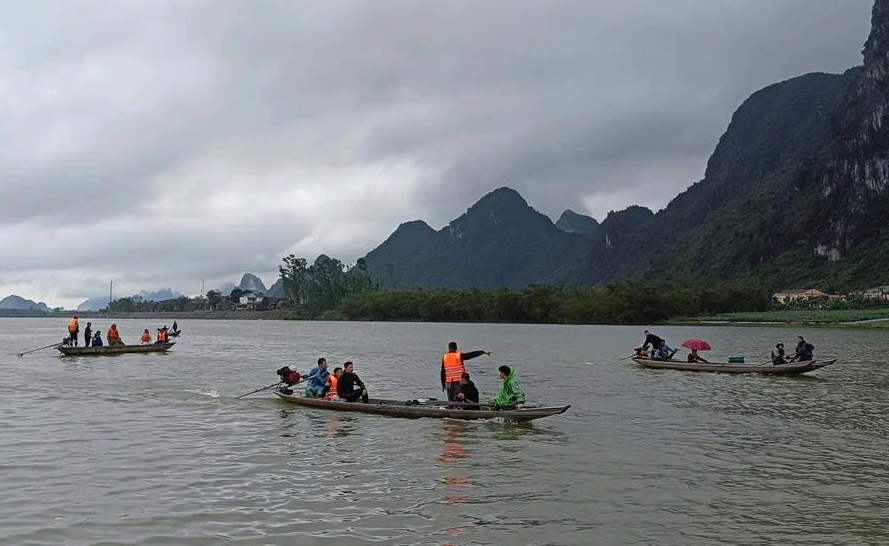Vụ lật thuyền trên sông Gianh, 2 người chết: 7 nạn nhân đều cùng một gia đình- Ảnh 1. Vụ lật thuyền trên sông Gianh, 2 người chết: 7 nạn nhân đều cùng một gia đình- Ảnh 1.
