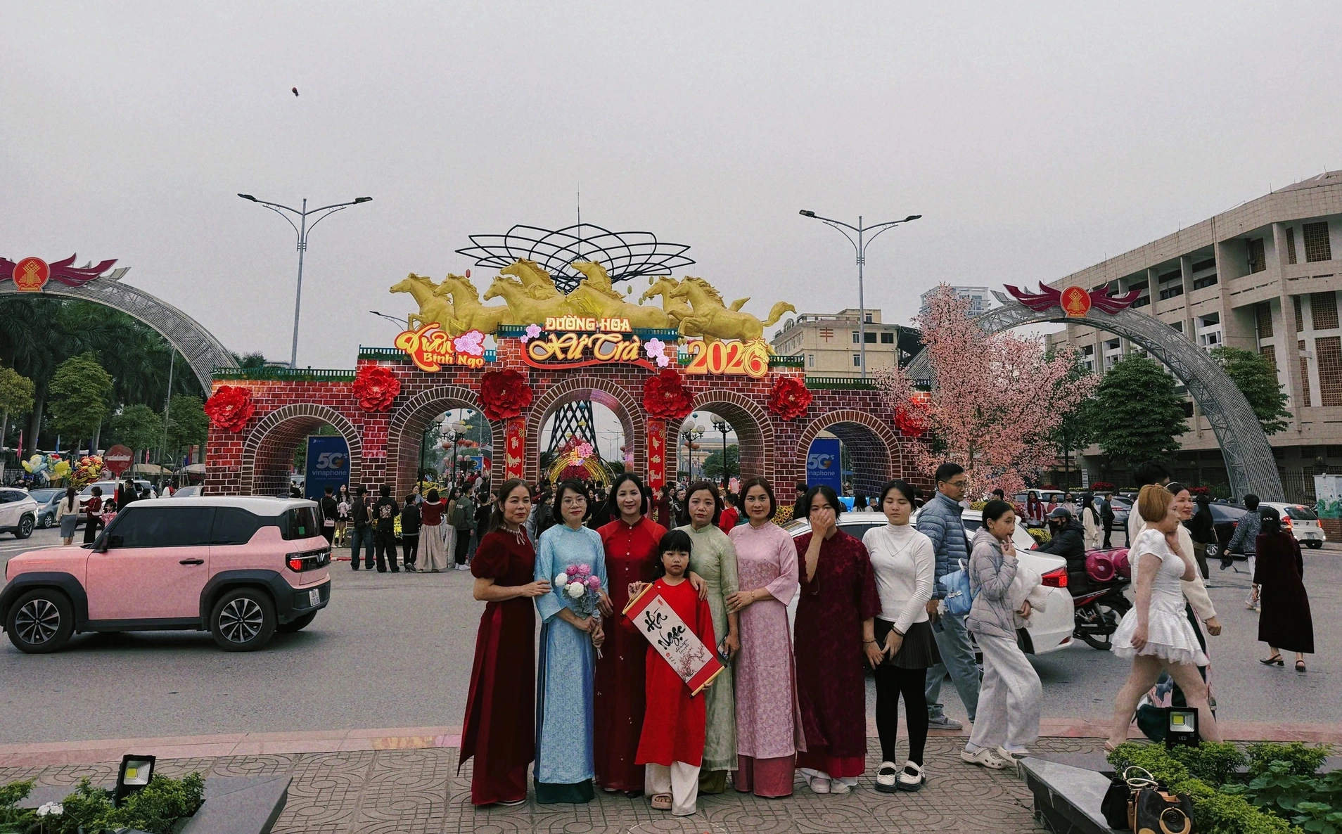 Hàng nghìn người đổ về du xuân ở đường hoa xứ Trà Thái Nguyên- Ảnh 4.