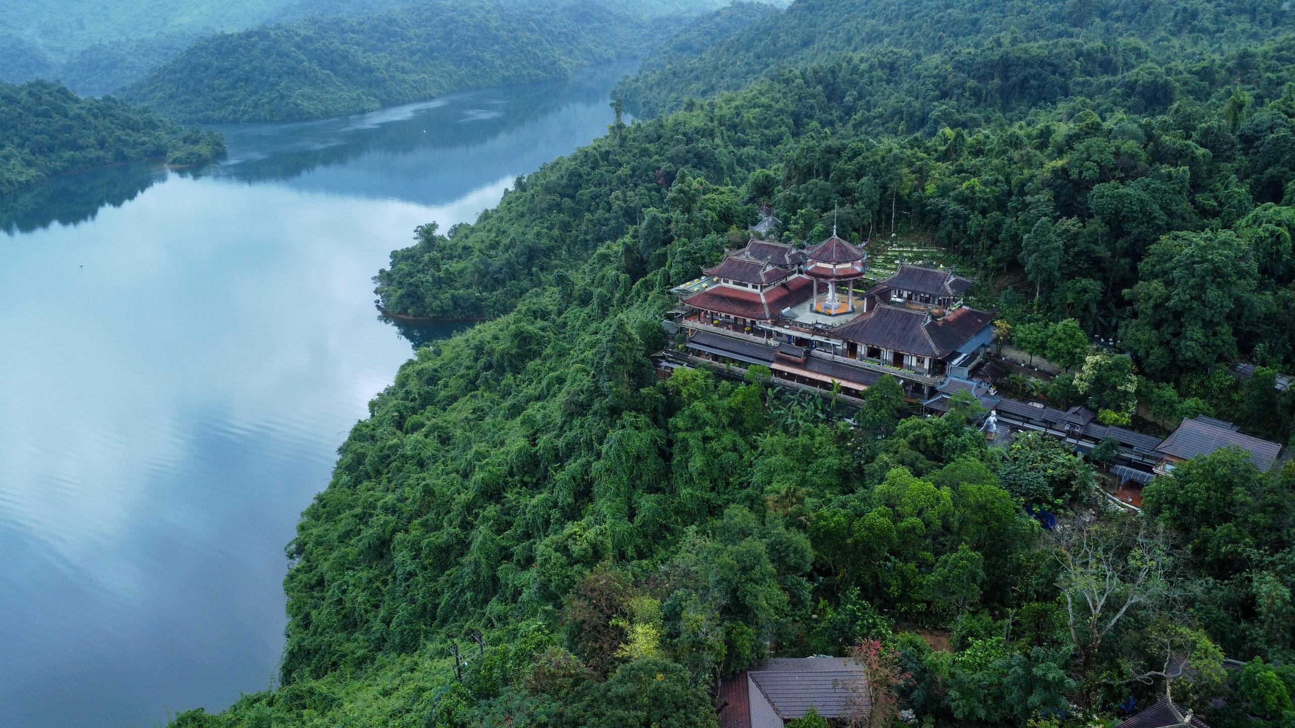 Chinh phục 172 bậc thang đến Thiền viện Tr&uacute;c L&acirc;m Bạch M&atilde; để cầu an đầu năm- Ảnh 12.