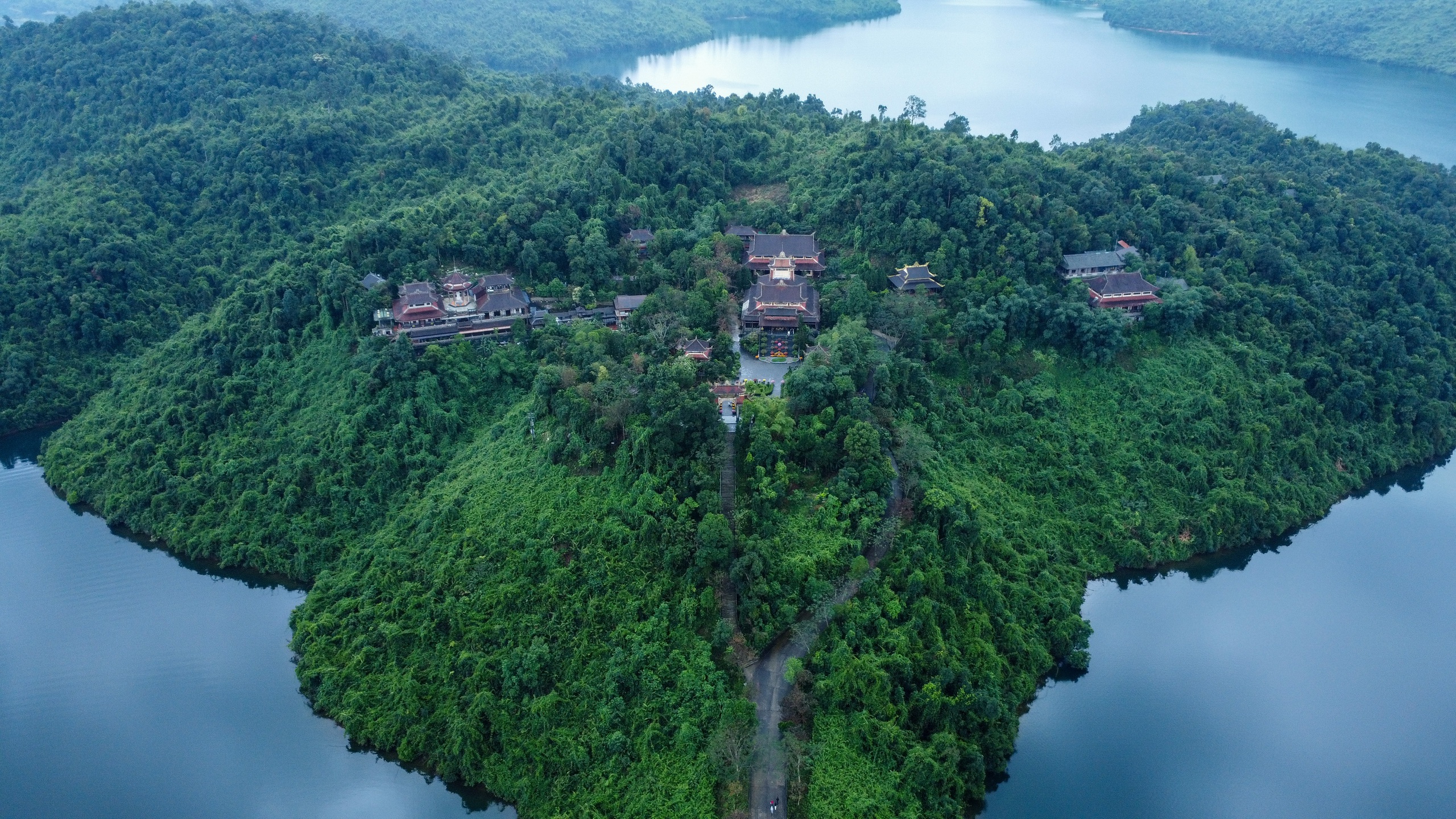 Chinh phục 172 bậc thang đến Thiền viện Tr&uacute;c L&acirc;m Bạch M&atilde; để cầu an đầu năm- Ảnh 1.