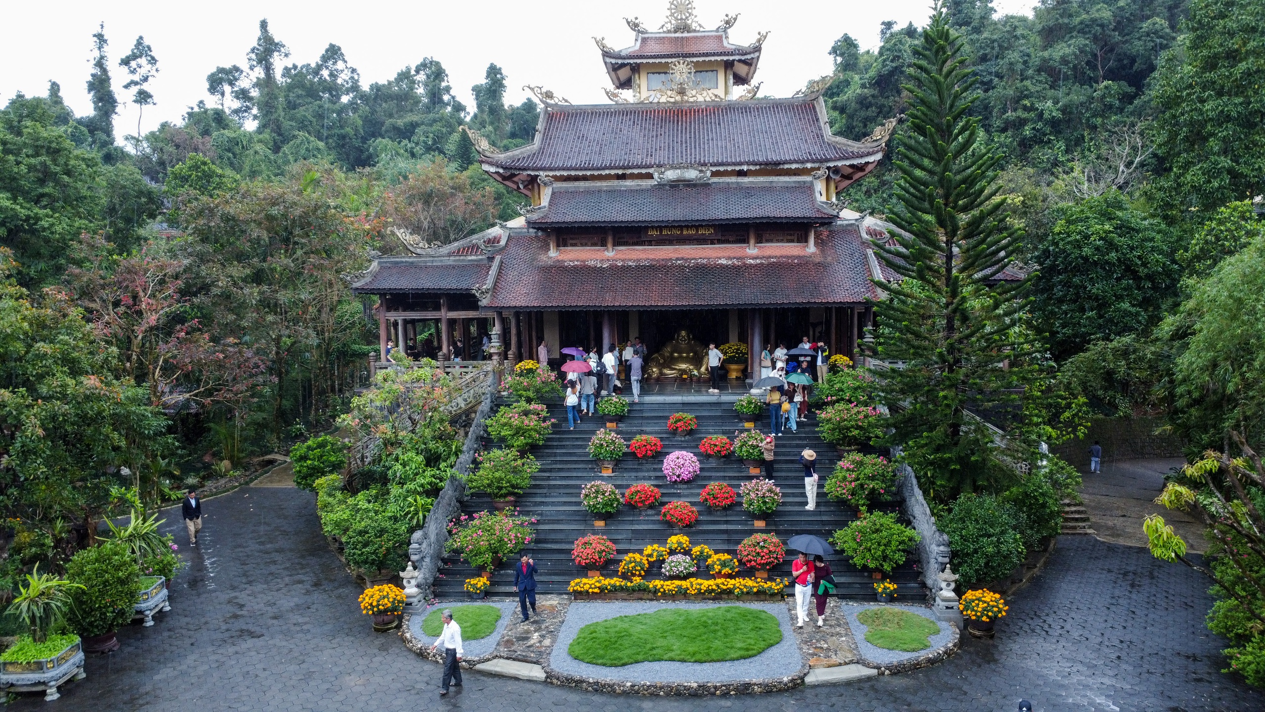 Chinh phục 172 bậc thang đến Thiền viện Tr&uacute;c L&acirc;m Bạch M&atilde; để cầu an đầu năm- Ảnh 7.