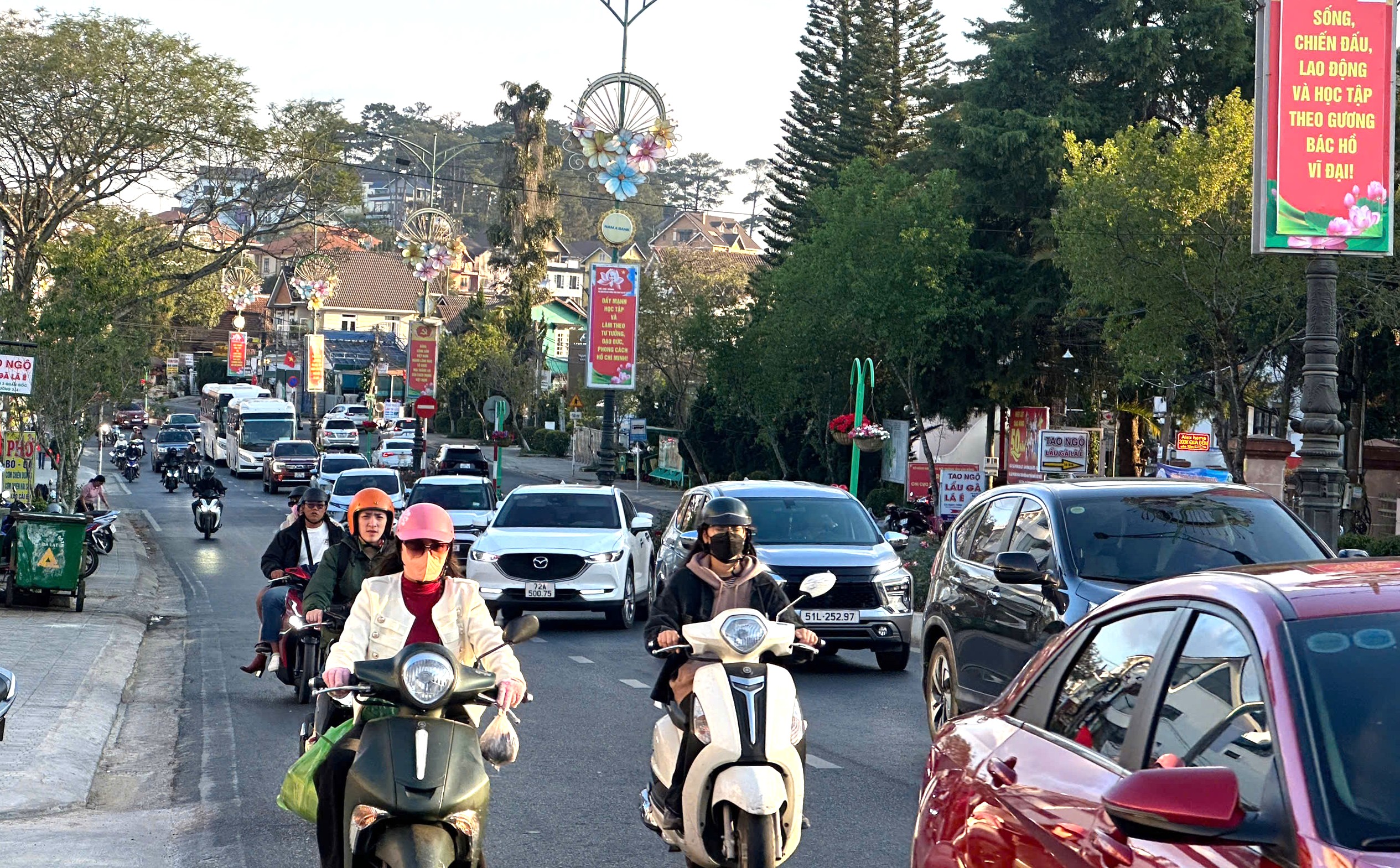 Đà Lạt đón đông du khách dịp xuân Bính Ngọ- Ảnh 1.