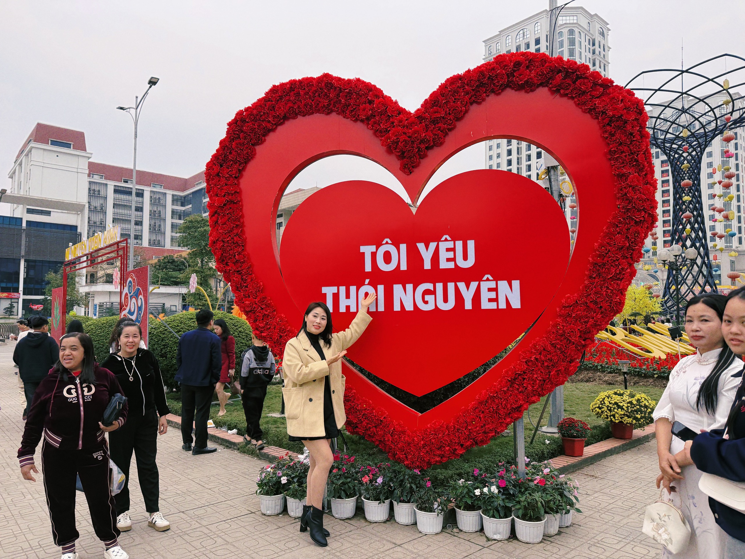 Hàng nghìn người đổ về du xuân ở đường hoa xứ Trà Thái Nguyên- Ảnh 2.