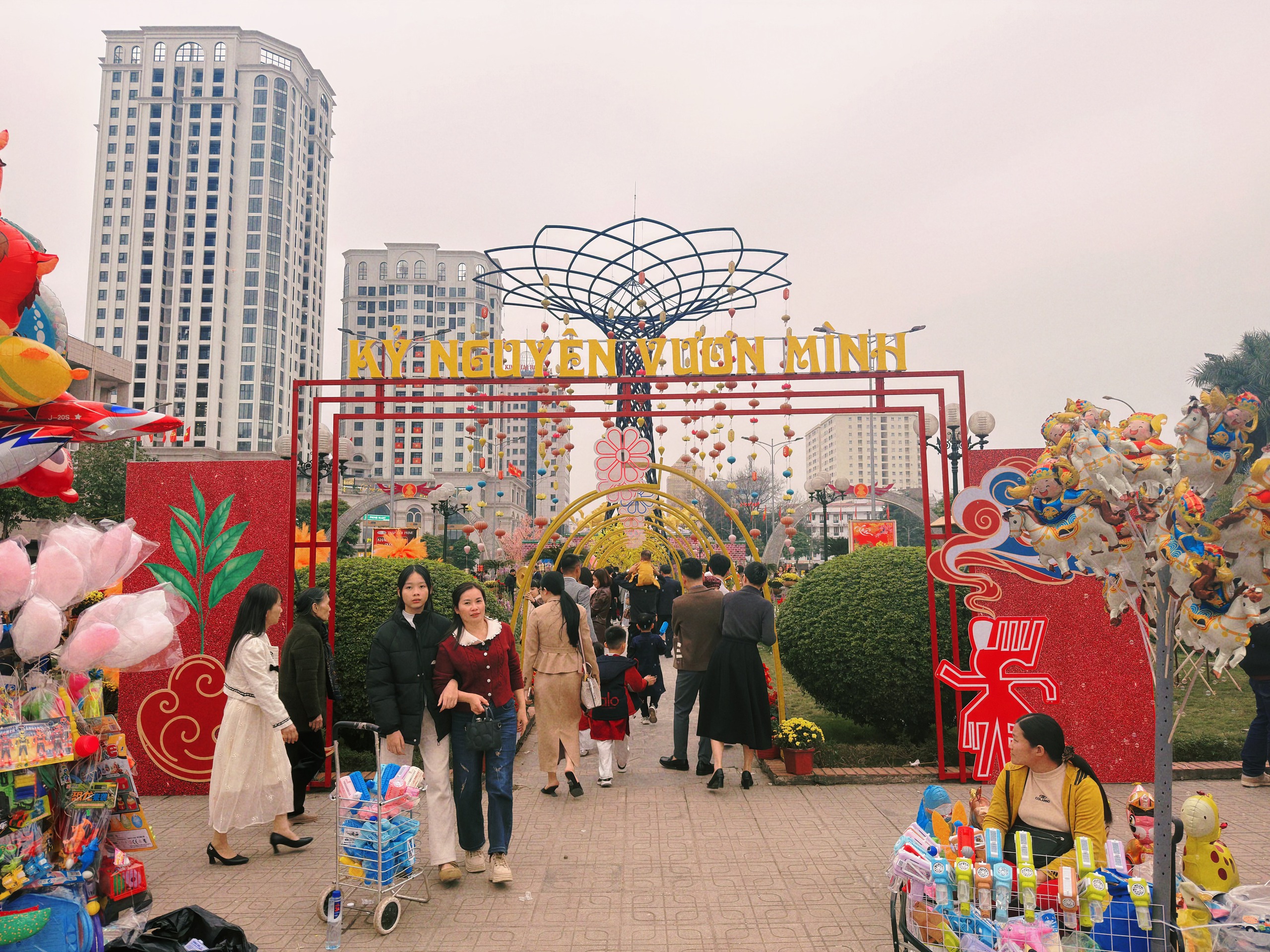 Hàng nghìn người đổ về du xuân ở đường hoa xứ Trà Thái Nguyên- Ảnh 3.