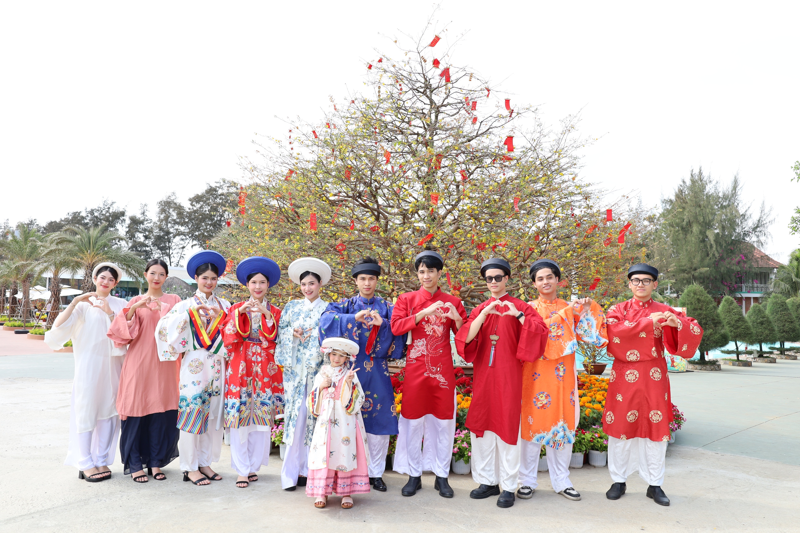 'Cụ mai' 150 tuổi bung nở ở Cần Giờ, du kh&aacute;ch n&ocirc; nức xin lộc đầu năm- Ảnh 3.