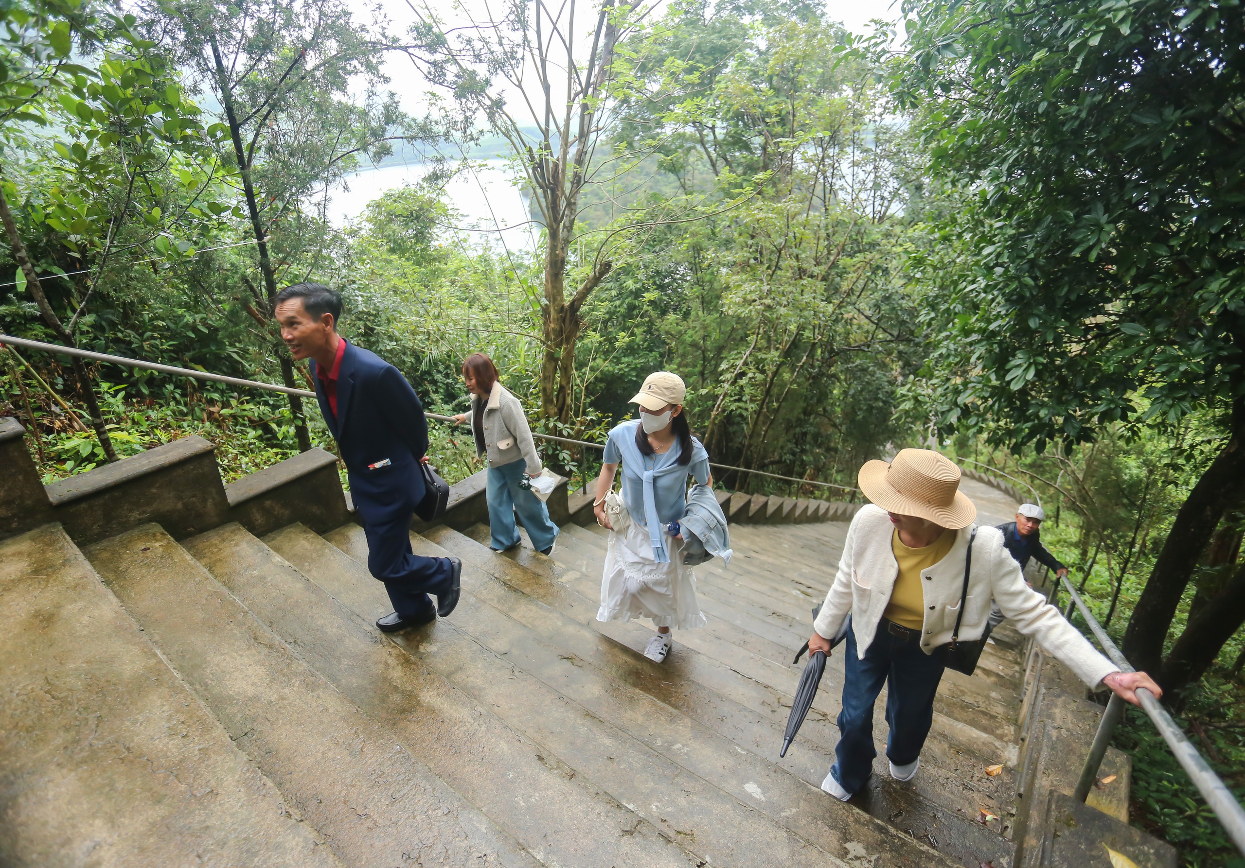 Chinh phục 172 bậc thang đến Thiền viện Tr&uacute;c L&acirc;m Bạch M&atilde; để cầu an đầu năm- Ảnh 5.