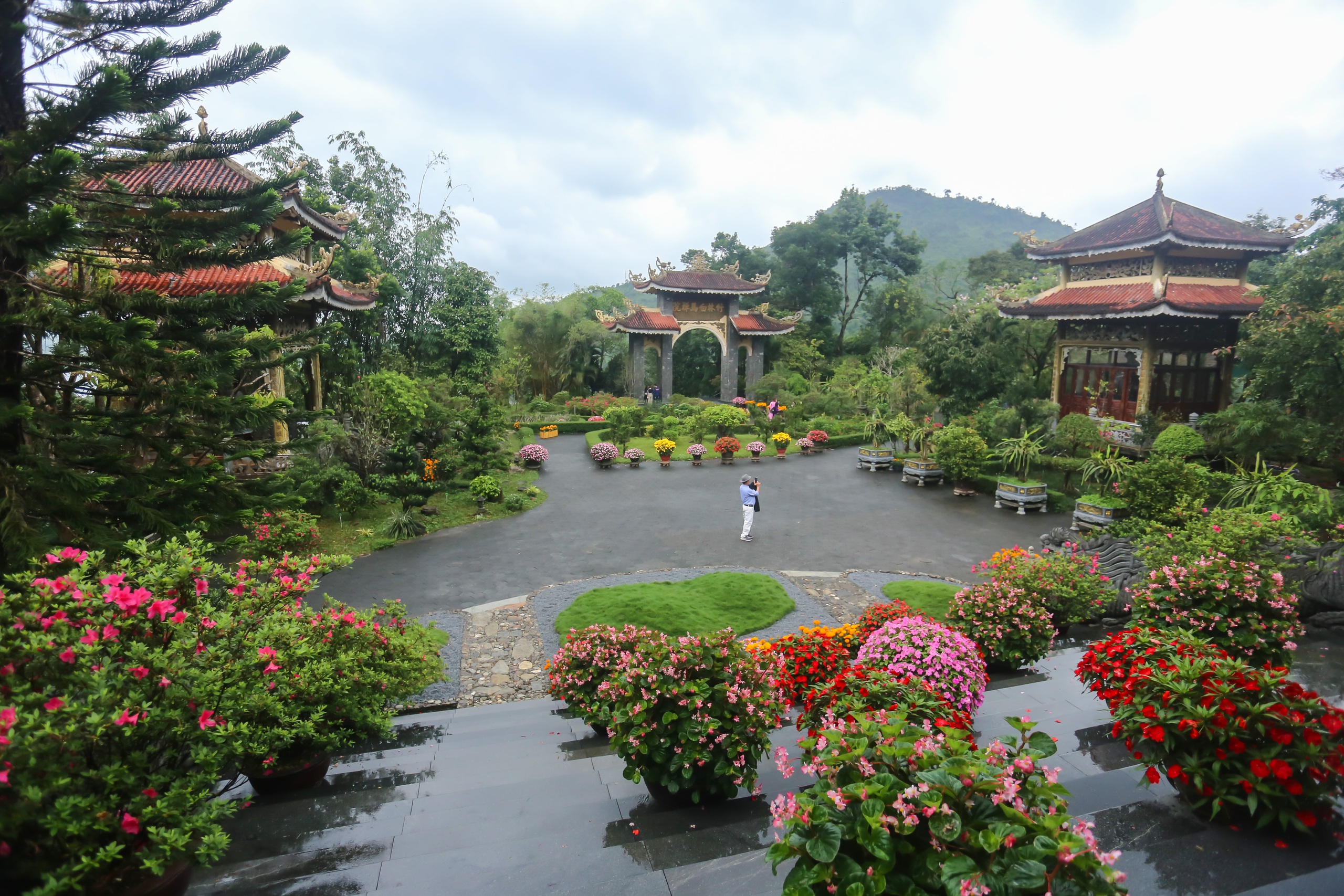 Chinh phục 172 bậc thang đến Thiền viện Tr&uacute;c L&acirc;m Bạch M&atilde; để cầu an đầu năm- Ảnh 8.