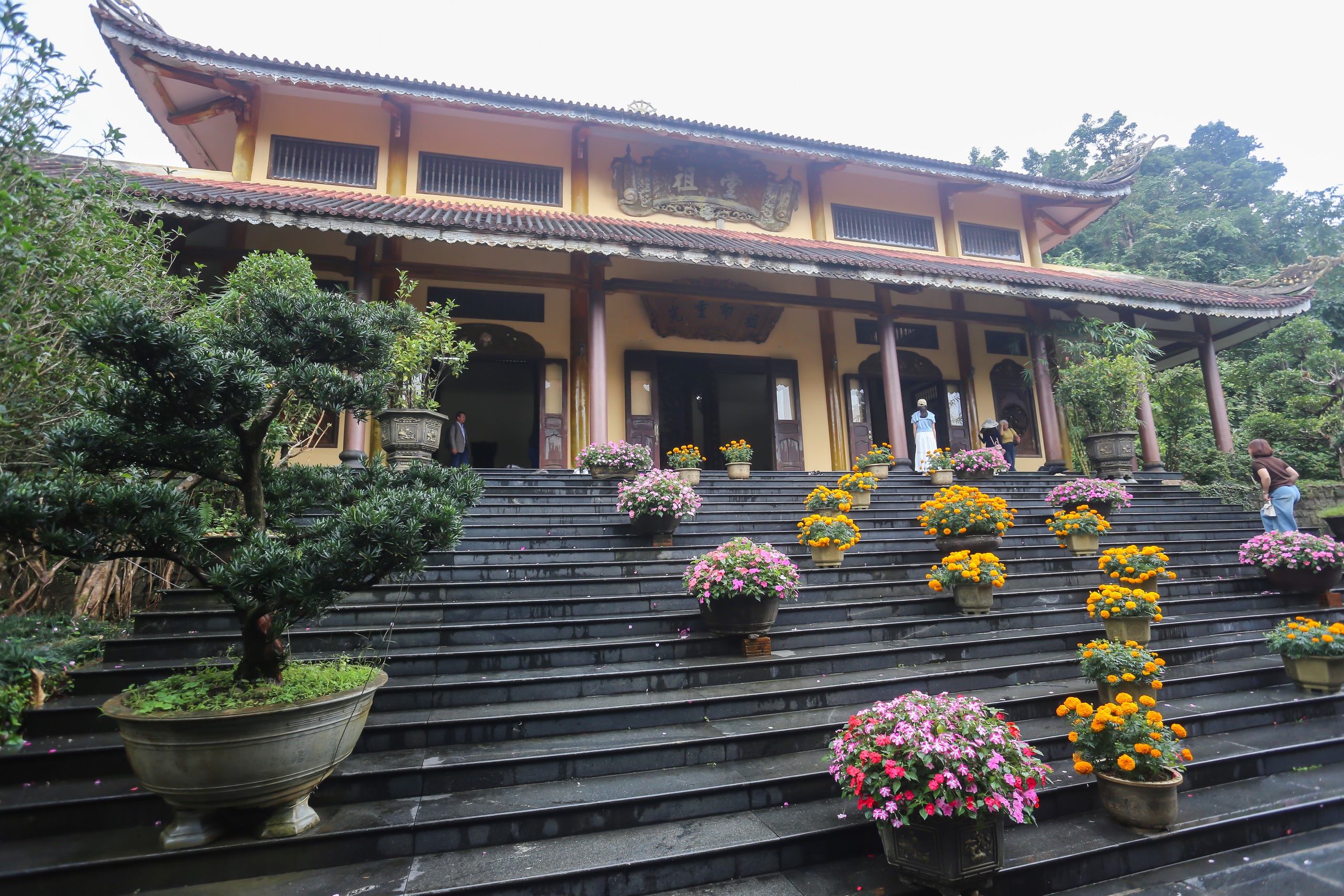 Chinh phục 172 bậc thang đến Thiền viện Tr&uacute;c L&acirc;m Bạch M&atilde; để cầu an đầu năm- Ảnh 16.