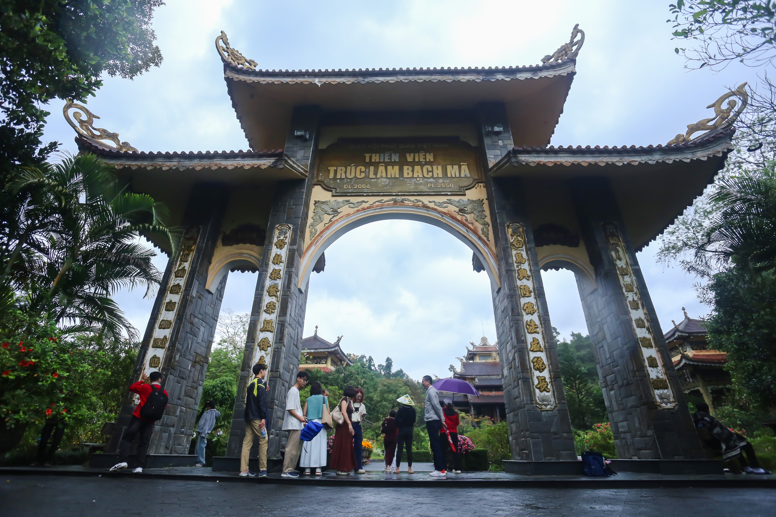 Chinh phục 172 bậc thang đến Thiền viện Tr&uacute;c L&acirc;m Bạch M&atilde; để cầu an đầu năm- Ảnh 6.