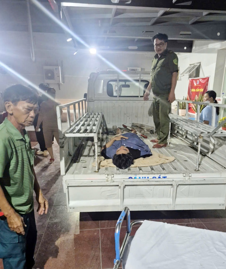 An Giang cứu sống nam thanh niên nhảy cầu Châu Đốc tự tử đêm mùng 2 tết - Ảnh 1.