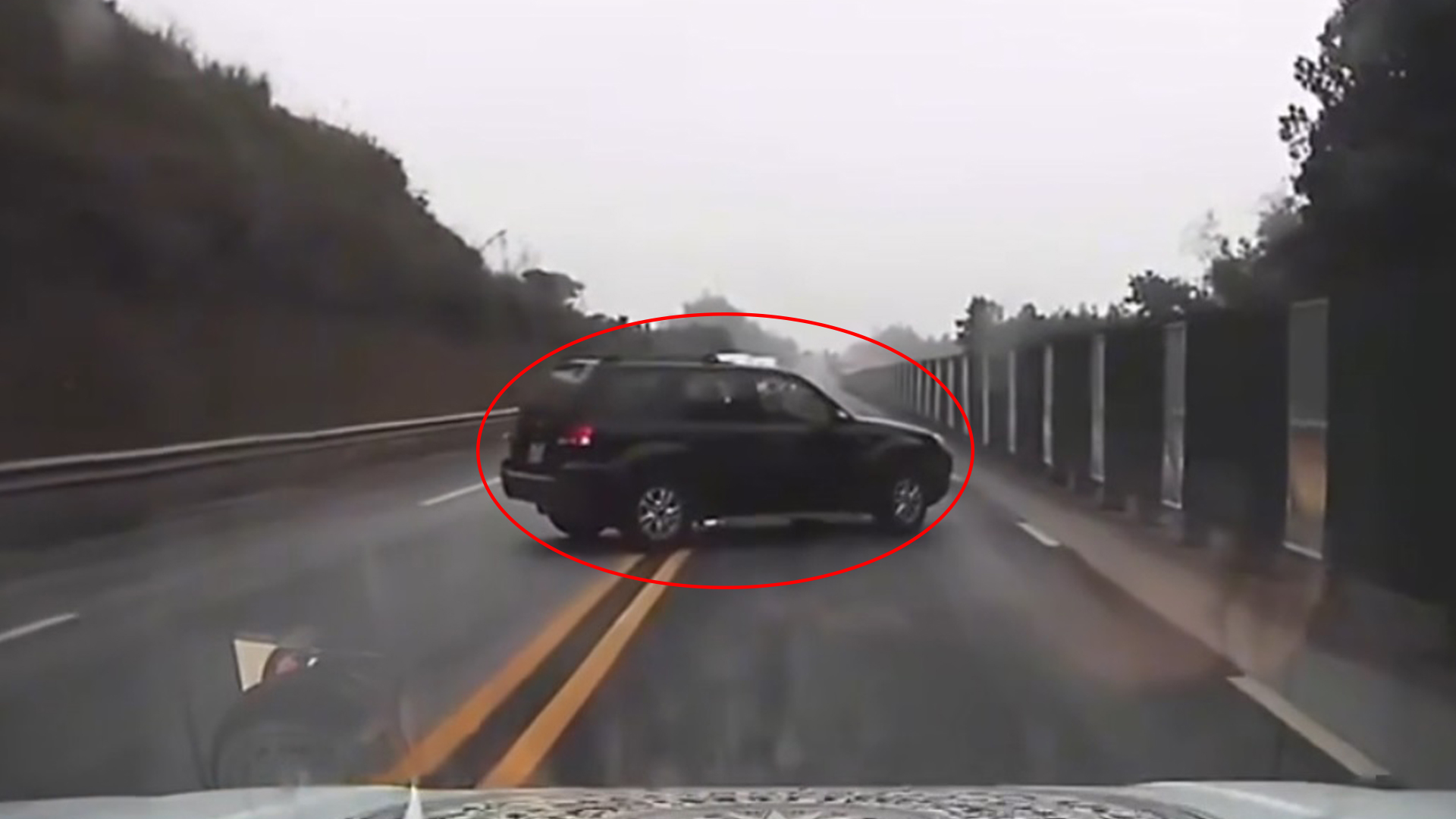 Kinh hoàng ô tô liều lĩnh quay đầu trên cao tốc- Ảnh 1.