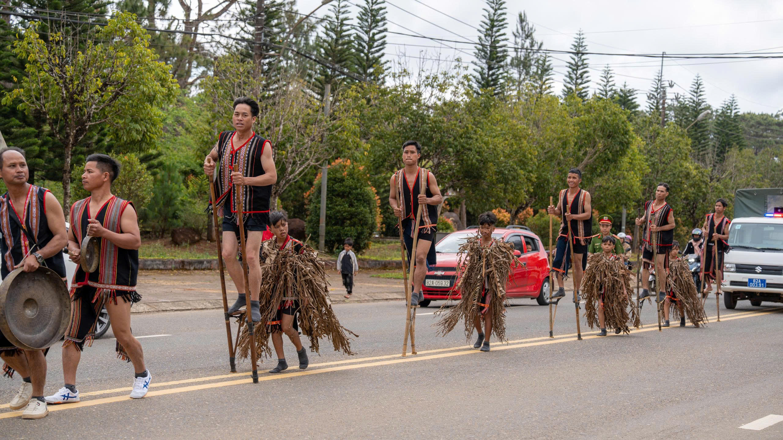 Tưng bừng lễ hội đường phố Măng Đen ngày mùng 3 tết- Ảnh 4.