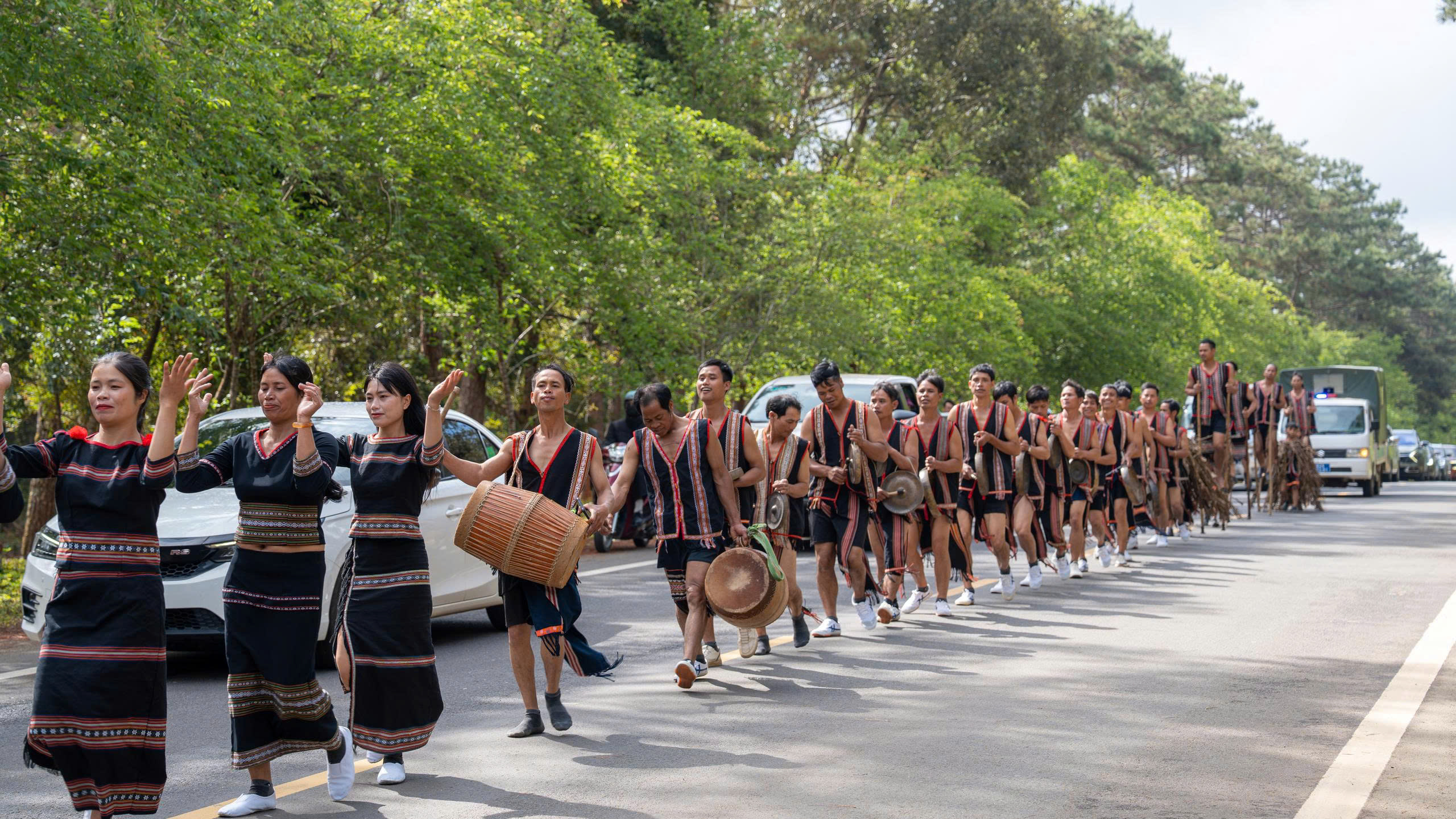 Tưng bừng lễ hội đường phố Măng Đen ngày mùng 3 tết- Ảnh 1.