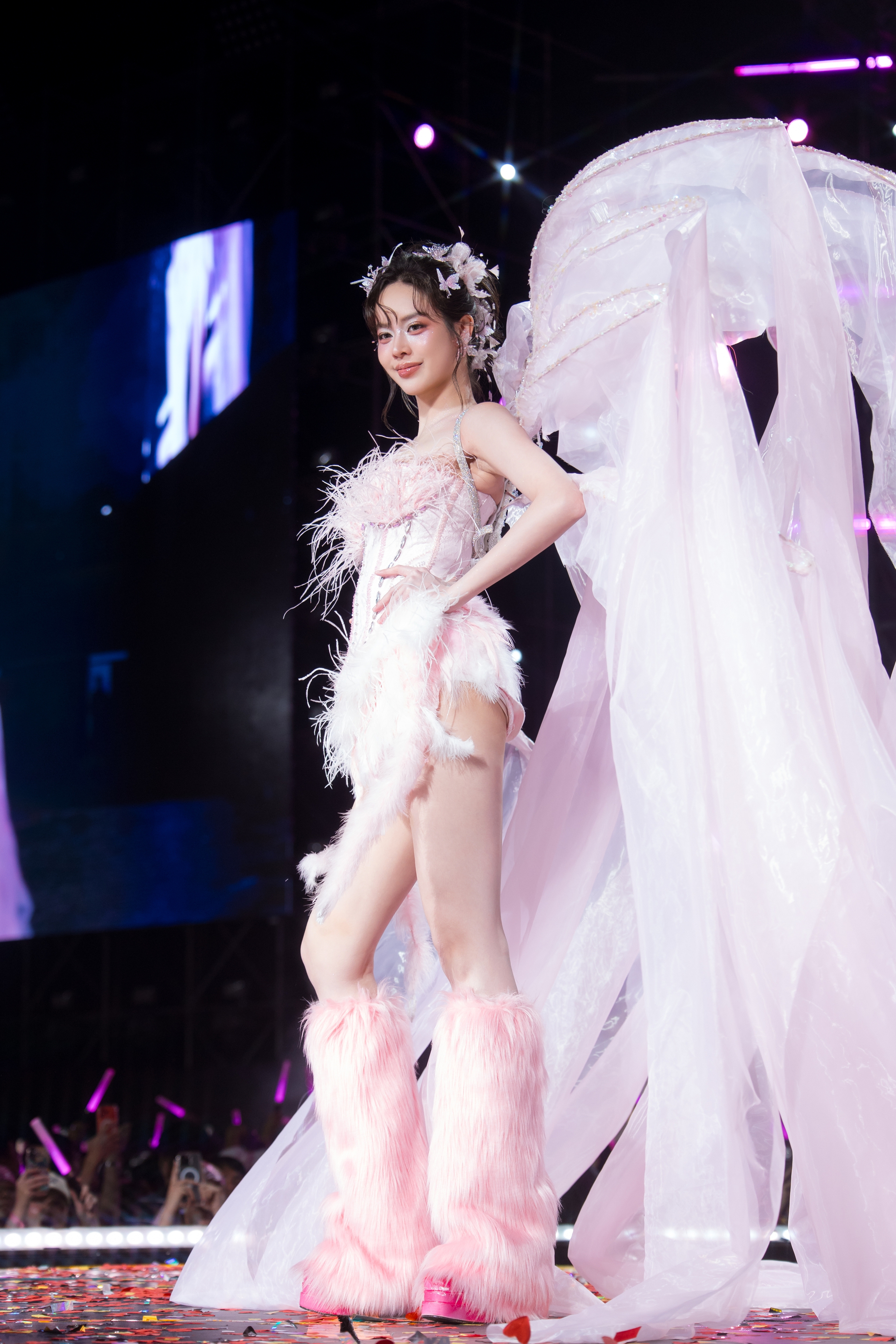 Dàn Hoa, Á hậu hóa 'Victoria Secret' tại fan concert Hòa Minzy  - Ảnh 5.