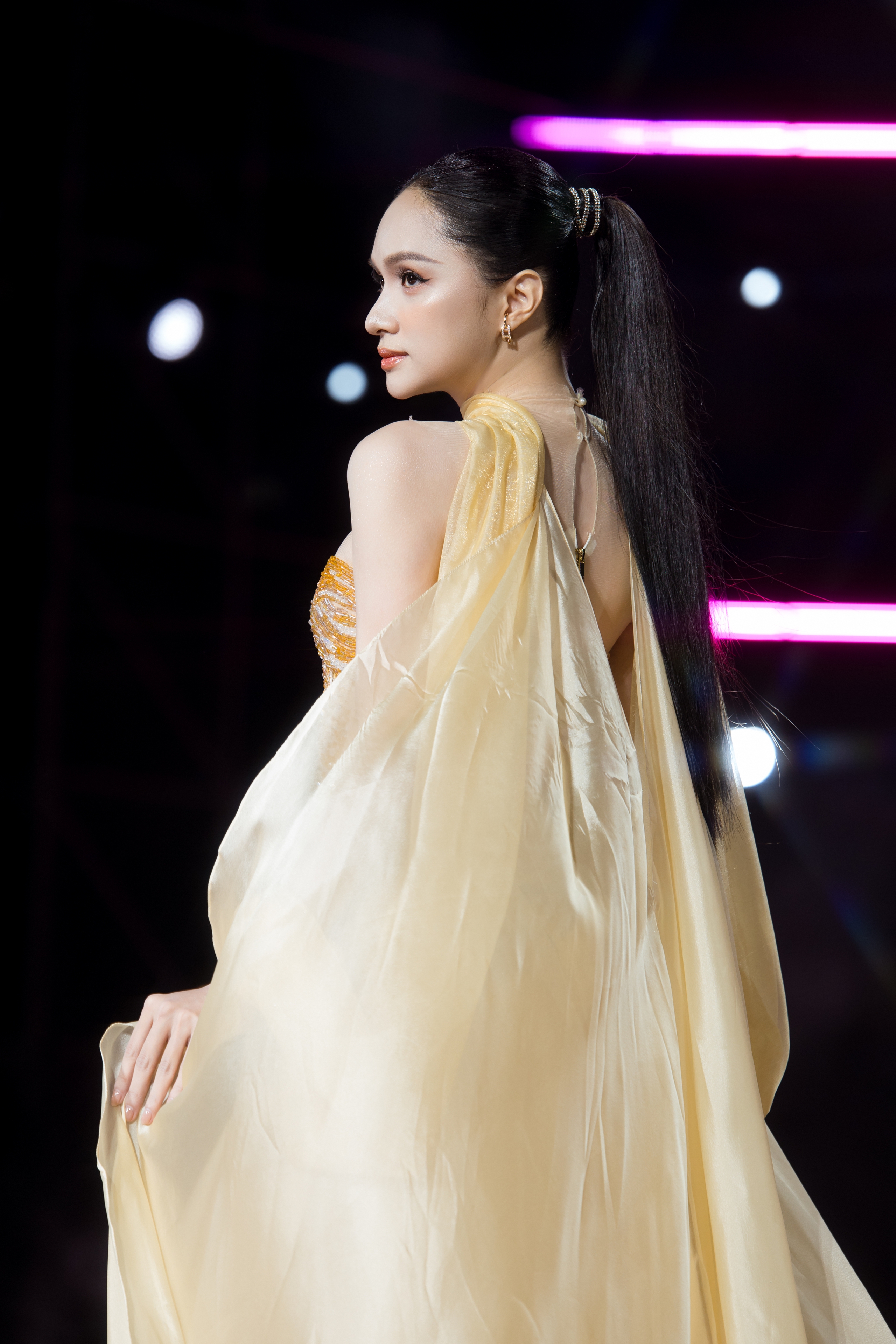 Dàn Hoa, Á hậu hóa 'Victoria Secret' tại fan concert Hòa Minzy  - Ảnh 26.