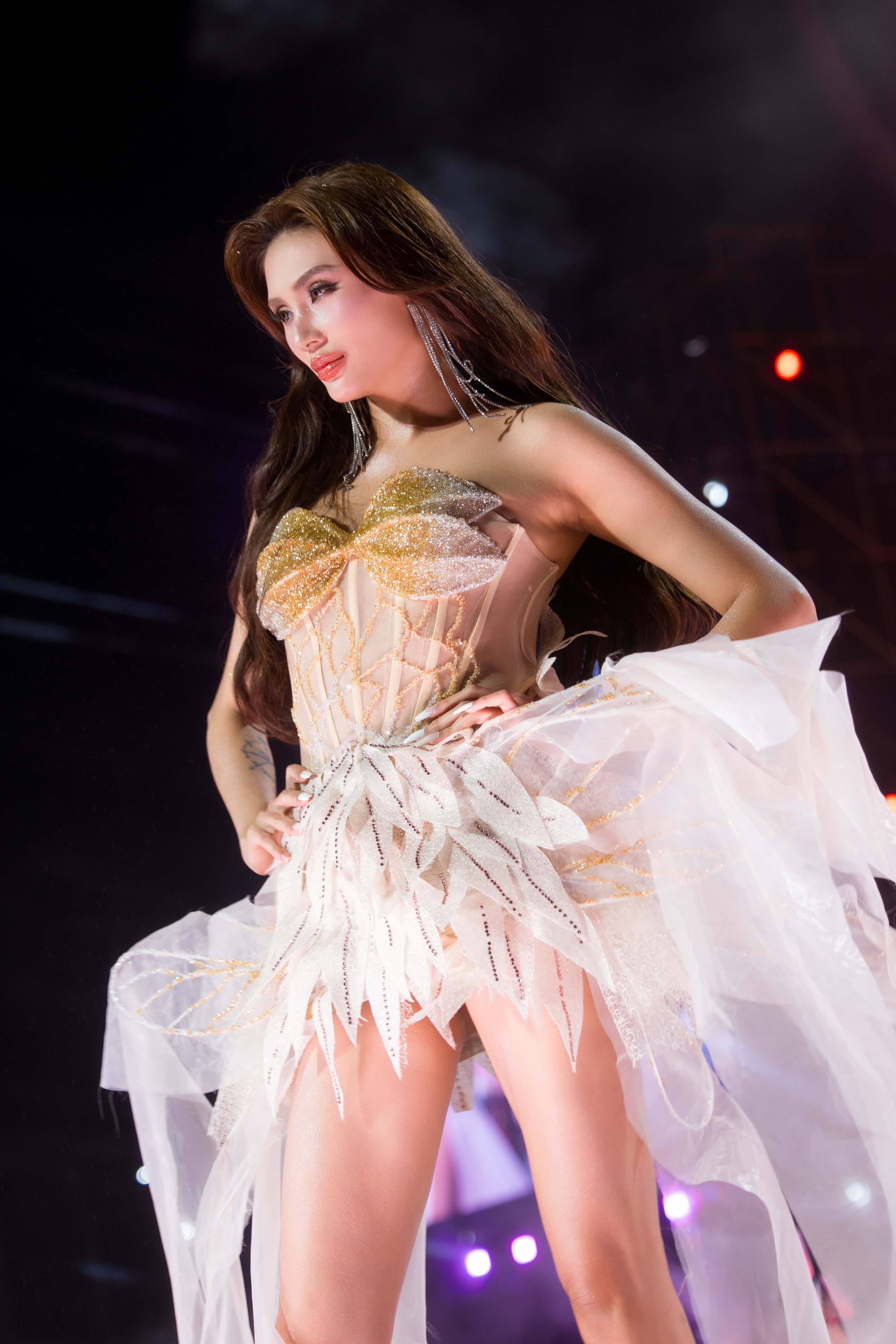 Dàn Hoa, Á hậu hóa 'Victoria Secret' tại fan concert Hòa Minzy  - Ảnh 13.