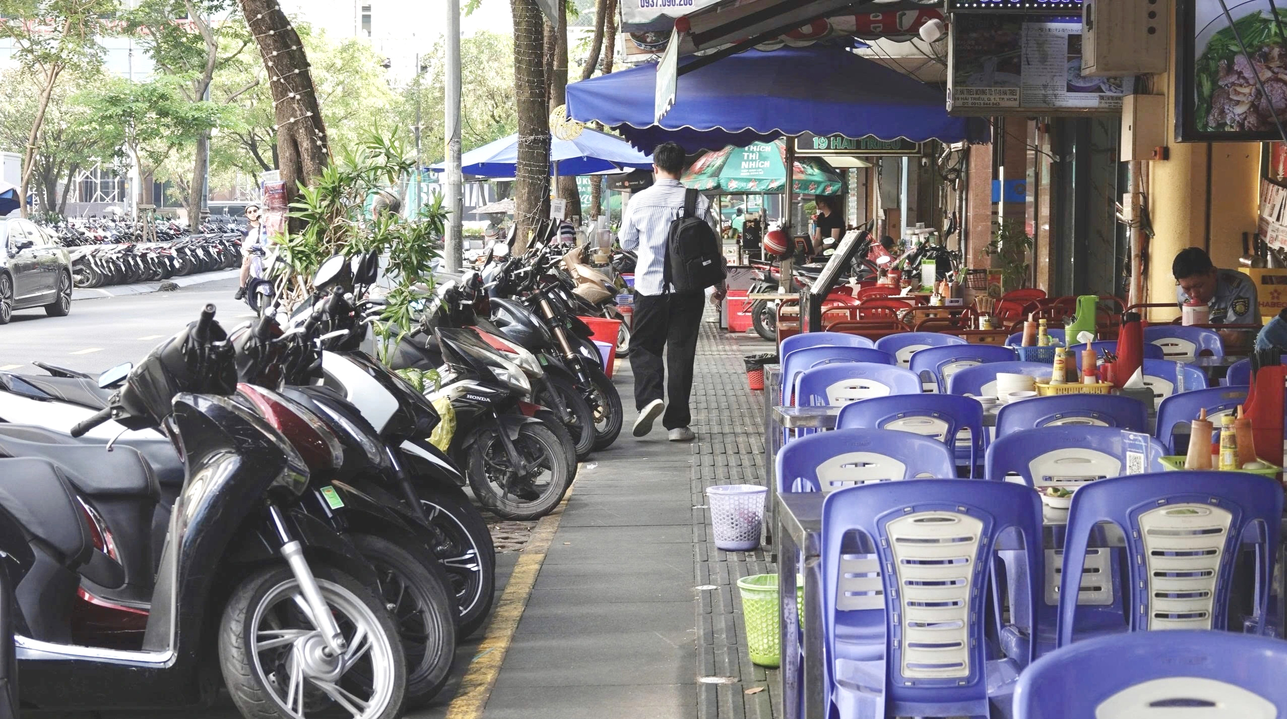 Lăng kính bạn đọc: Đậu xe trên vỉa hè: Linh hoạt đến đâu là vừa ? - Ảnh 1.