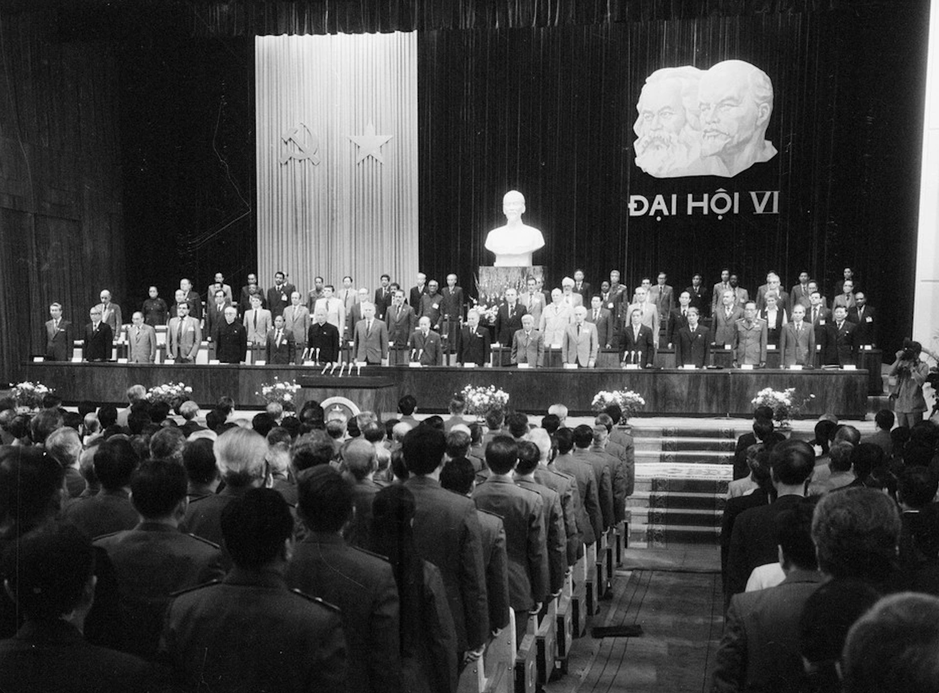 Đại hội XIV: Ngưỡng cửa tới mục tiêu 100 năm phát triển bền vững - Ảnh 1. Đại hội XIV: Ngưỡng cửa tới mục tiêu 100 năm phát triển bền vững - Ảnh 1.