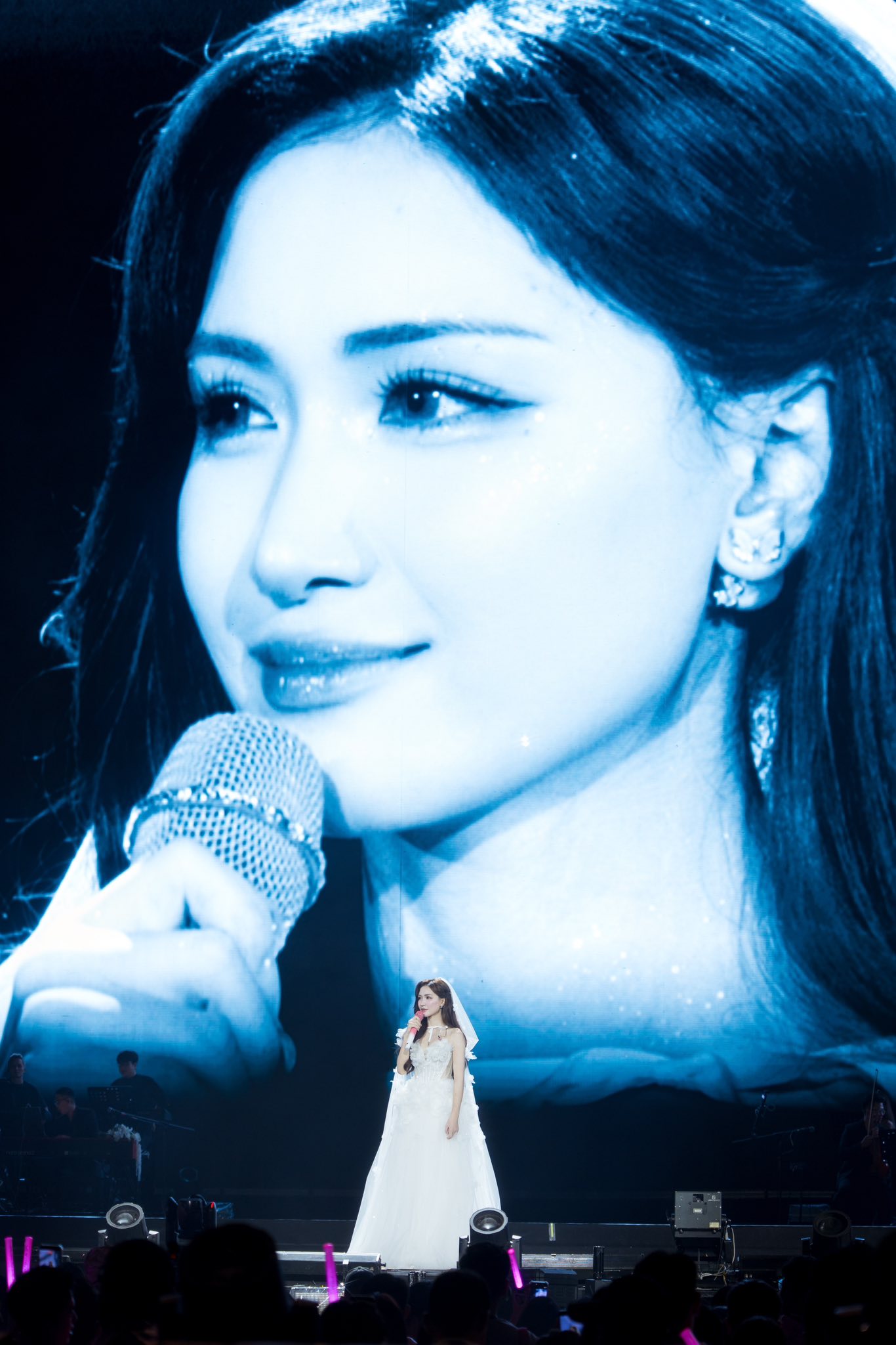 Hòa Minzy mặc áo cưới lên sân khấu, tiết lộ từng muốn từ bỏ sự nghiệp - Ảnh 1.