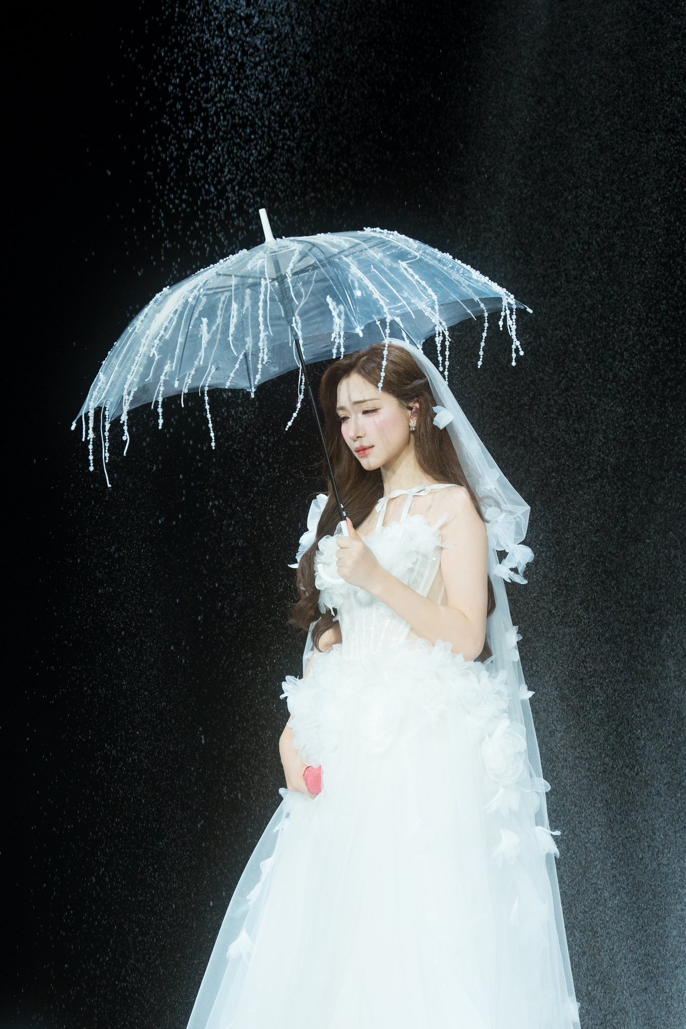 Hòa Minzy mặc áo cưới lên sân khấu, tiết lộ từng muốn từ bỏ sự nghiệp - Ảnh 2.