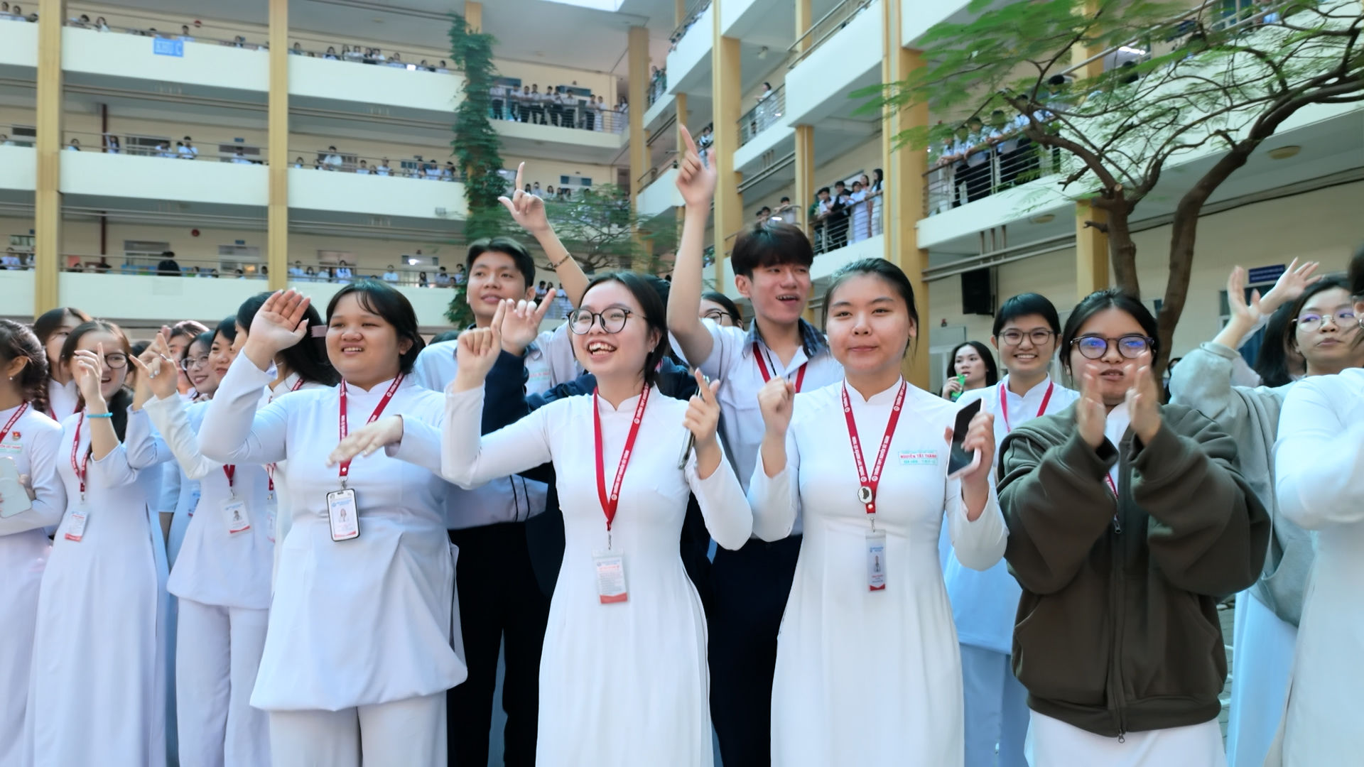 Giờ ra chơi kh&ocirc;ng điện thoại: Học sinh lập ban nhạc khuấy động s&acirc;n trường  - Ảnh 2.