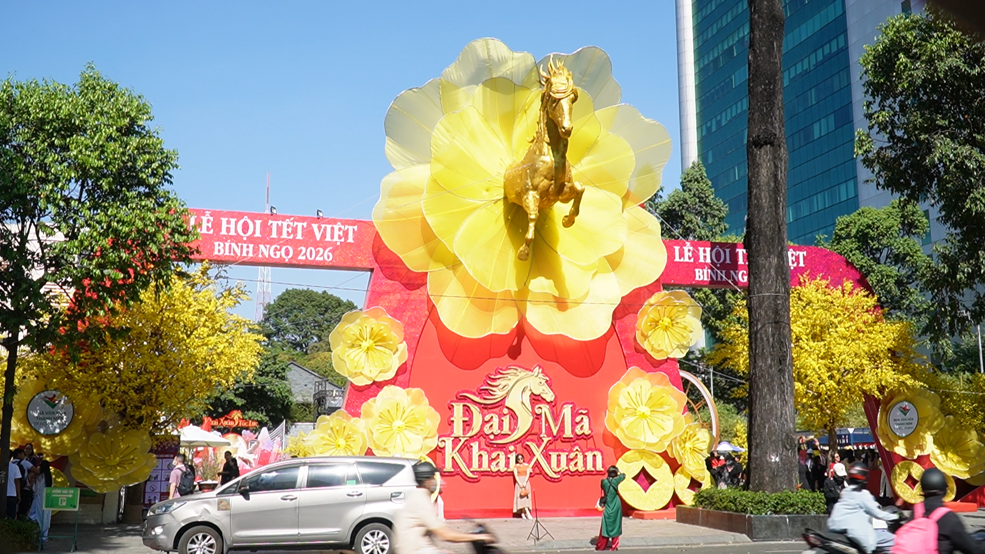 Giới trẻ diện &aacute;o d&agrave;i đổ x&ocirc; check-in phố &ocirc;ng đồ TP.HCM- Ảnh 1.