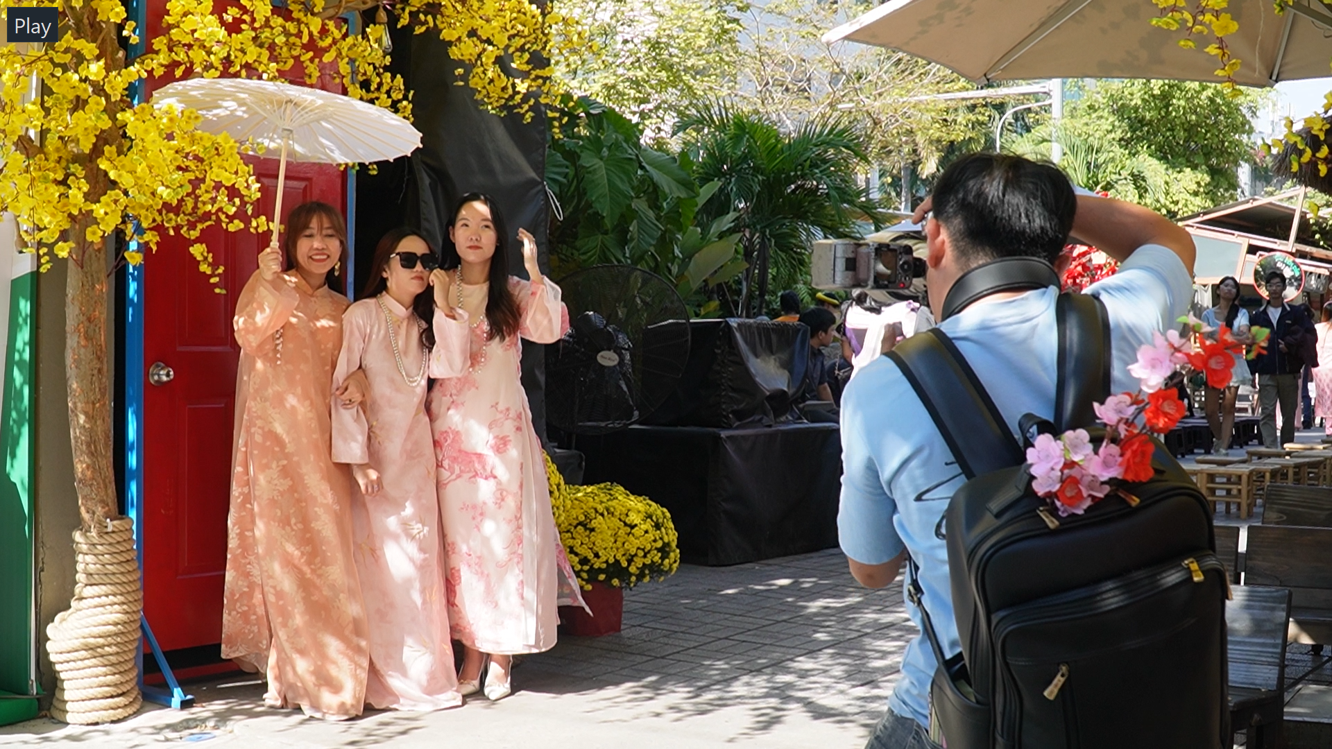 Giới trẻ diện &aacute;o d&agrave;i đổ x&ocirc; check-in phố &ocirc;ng đồ TP.HCM- Ảnh 2.