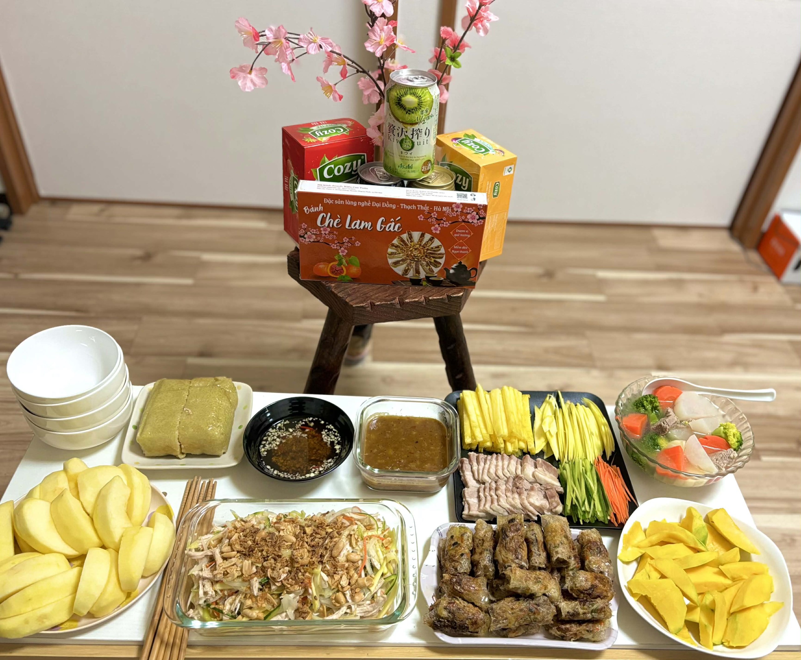 Người Việt ở nước bỏ Tết Nguyên đán rưng rưng nhận mứt tết, bánh chưng - Ảnh 2.