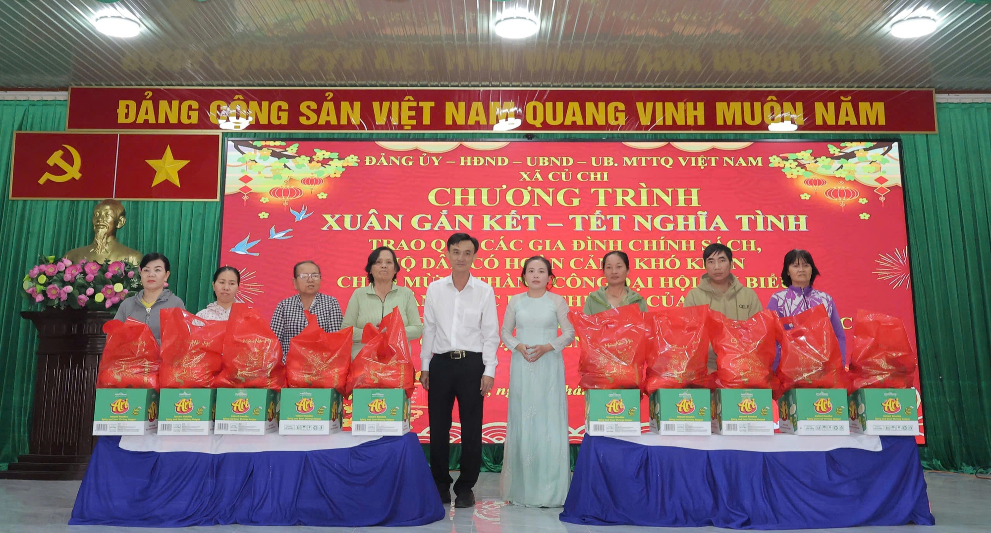 Xã Củ Chi trao quà tết cho hộ khó khăn và gia đình chính sách năm 2026 - Ảnh 1.