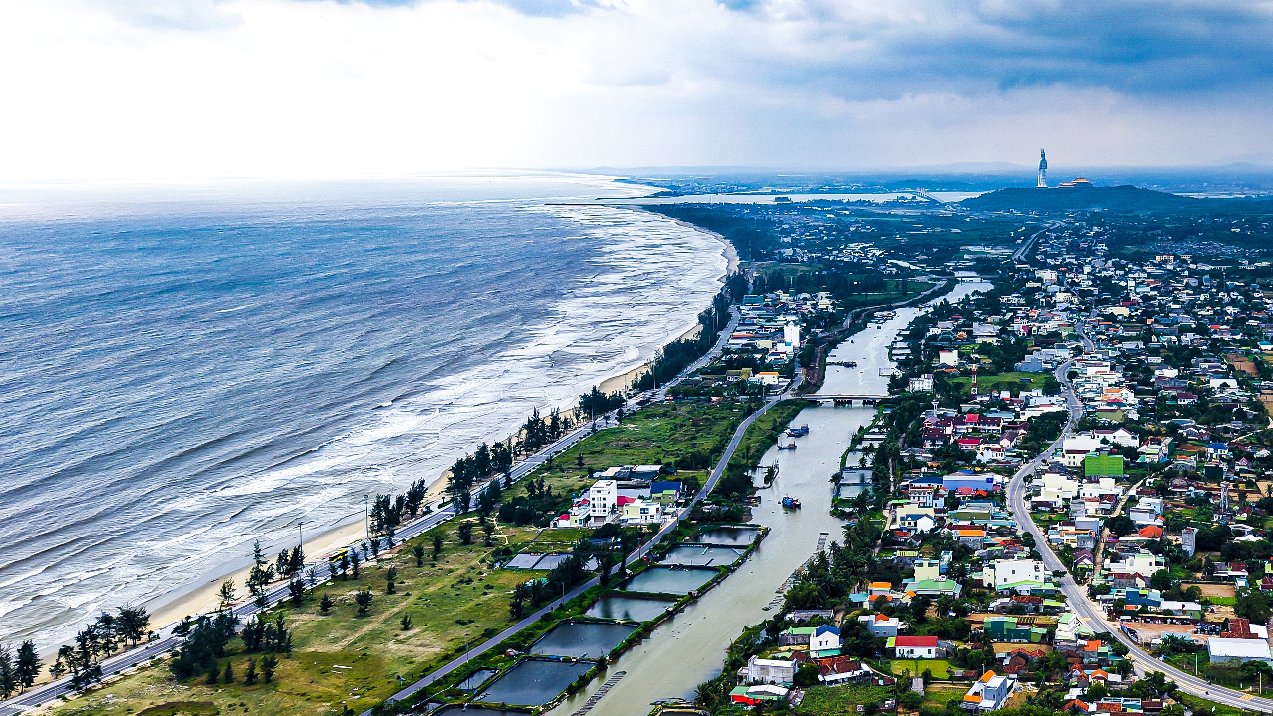 Làm phố đi bộ bên bờ biển đẹp nhất Quảng Ngãi- Ảnh 1.