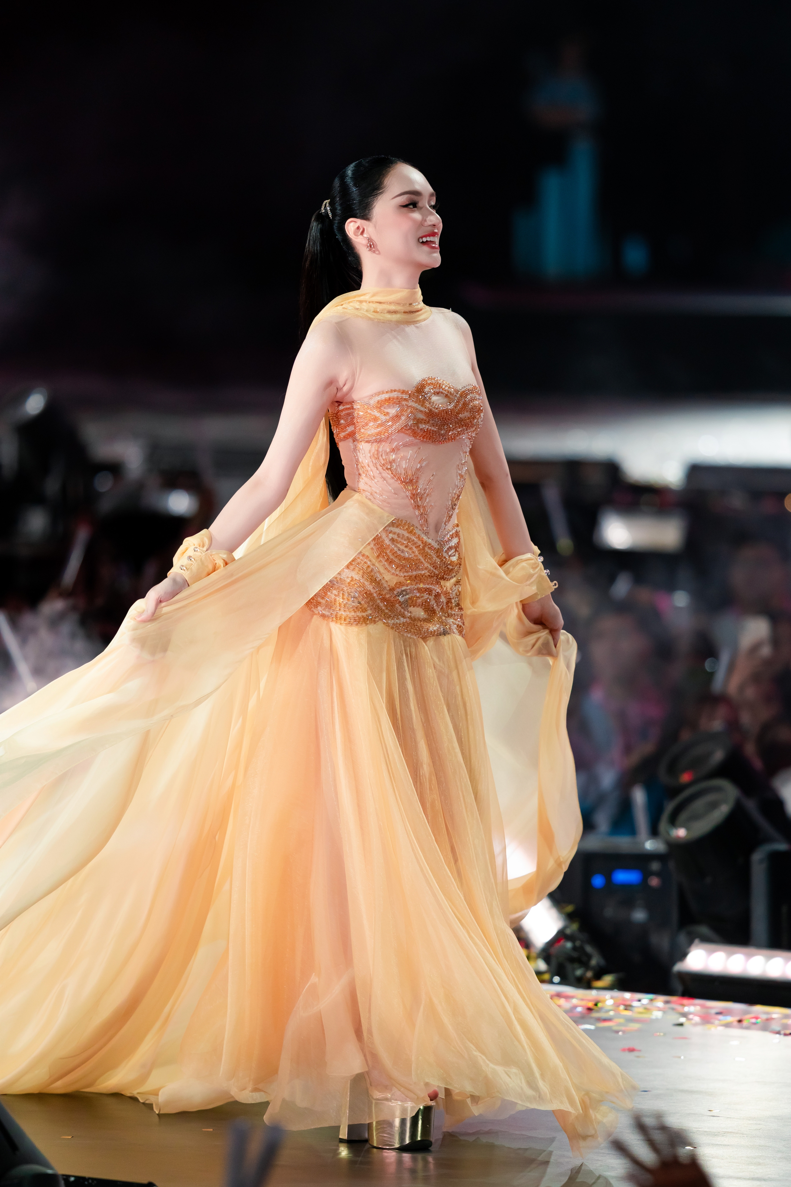 Dàn Hoa, Á hậu hóa 'Victoria Secret' tại fan concert Hòa Minzy  - Ảnh 23.