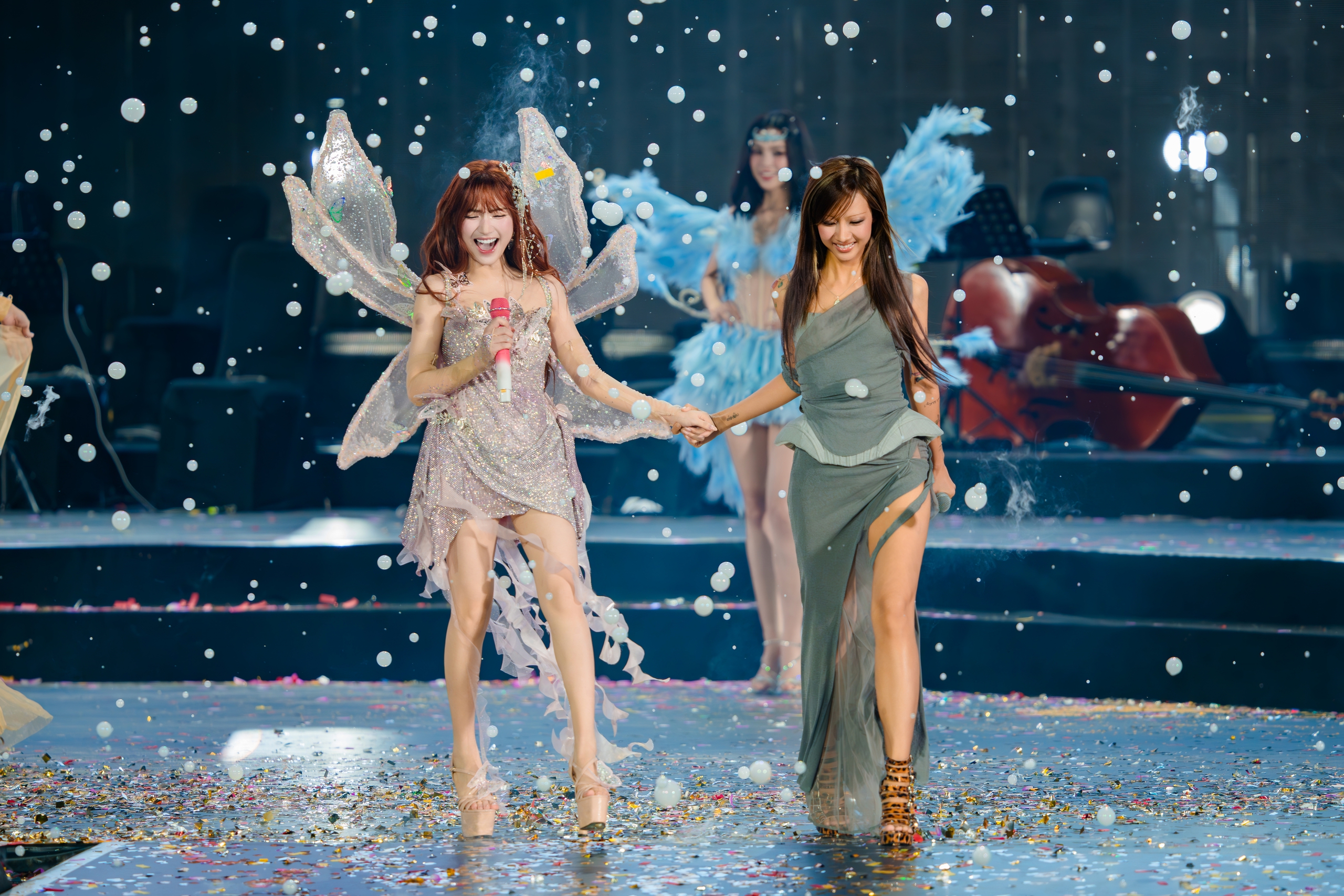 Dàn Hoa, Á hậu hóa 'Victoria Secret' tại fan concert Hòa Minzy  - Ảnh 27.