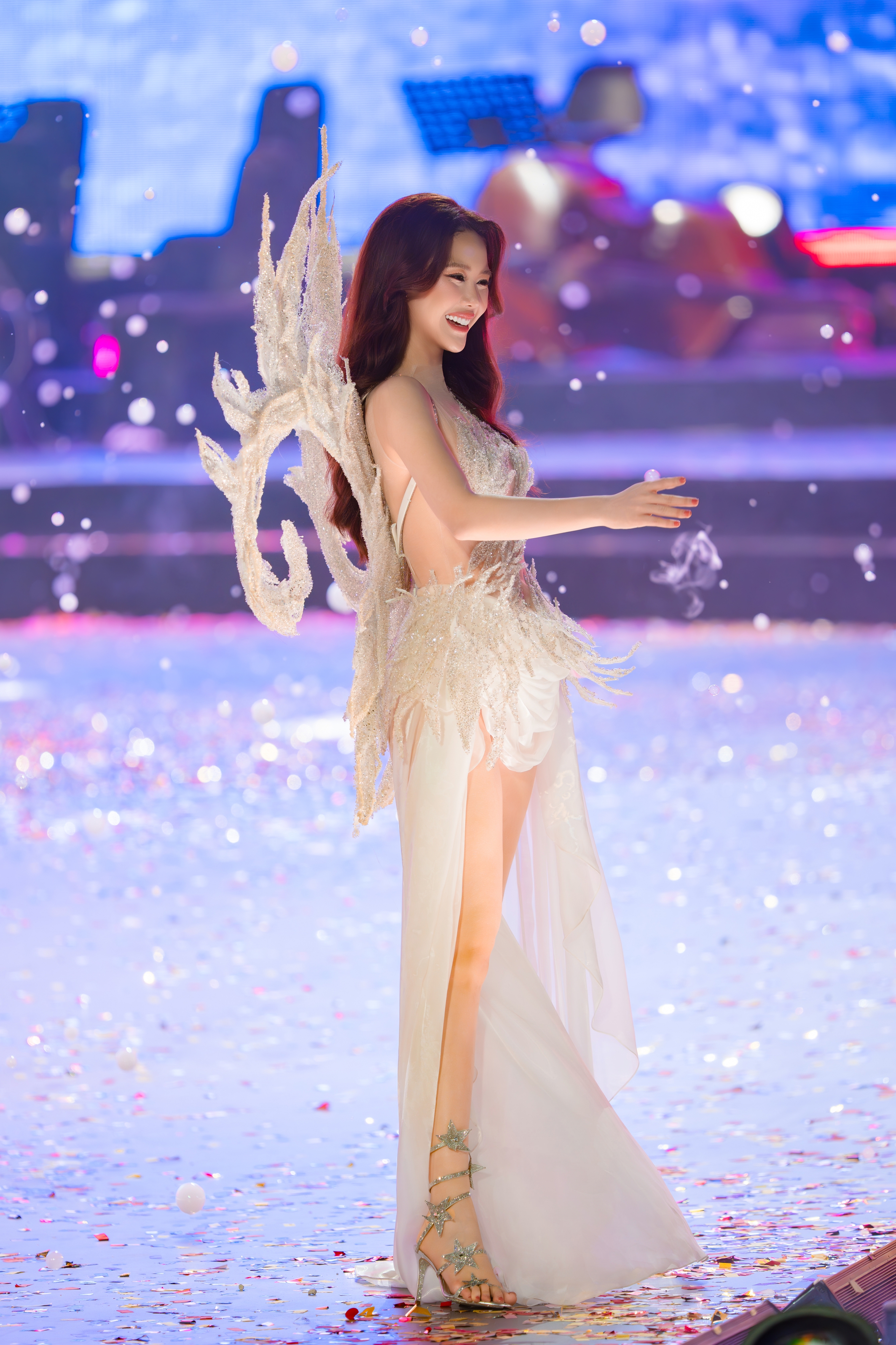 Dàn Hoa, Á hậu hóa 'Victoria Secret' tại fan concert Hòa Minzy  - Ảnh 20.