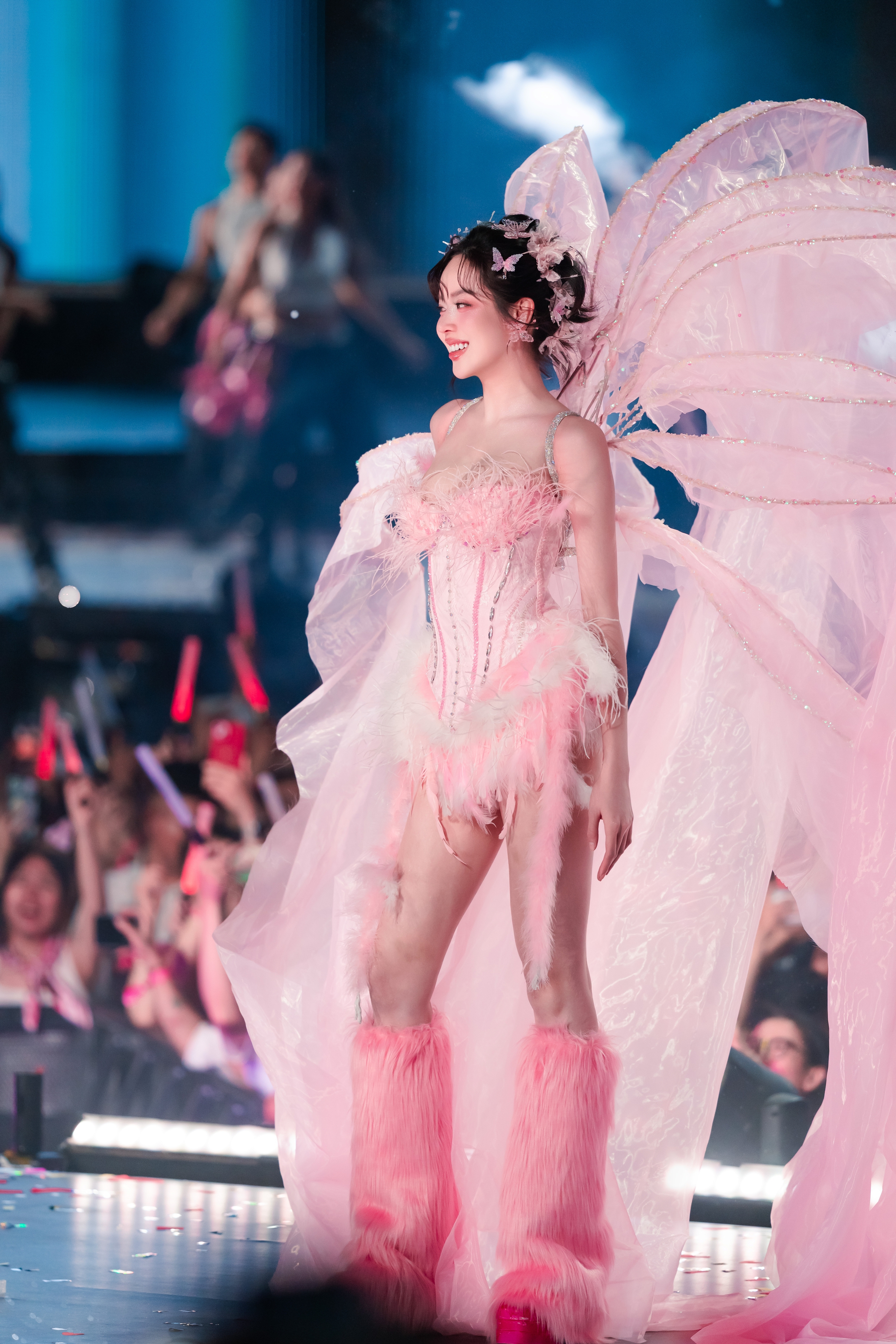 Dàn Hoa, Á hậu hóa 'Victoria Secret' tại fan concert Hòa Minzy  - Ảnh 2.