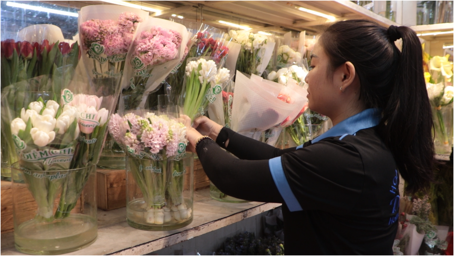 Chợ hoa Hồ Thị Kỷ: Hoa Ti&ecirc;n &Ocirc;ng được kh&aacute;ch hỏi mua li&ecirc;n tục dịp Tết  - Ảnh 1.