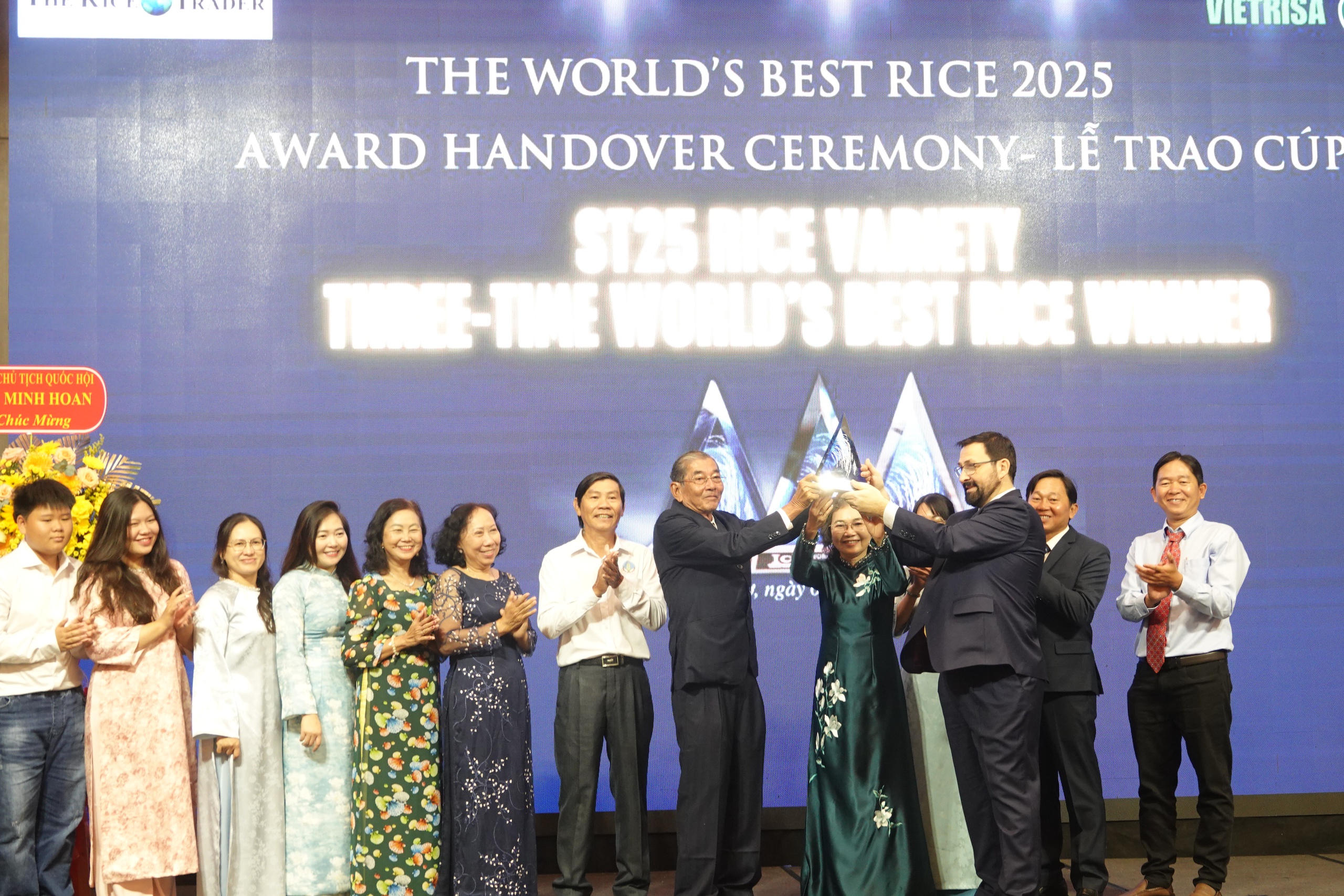 Gạo ST25 nhận cúp 'Gạo ngon nhất thế giới' sau 3 tháng đoạt giải - Ảnh 1.