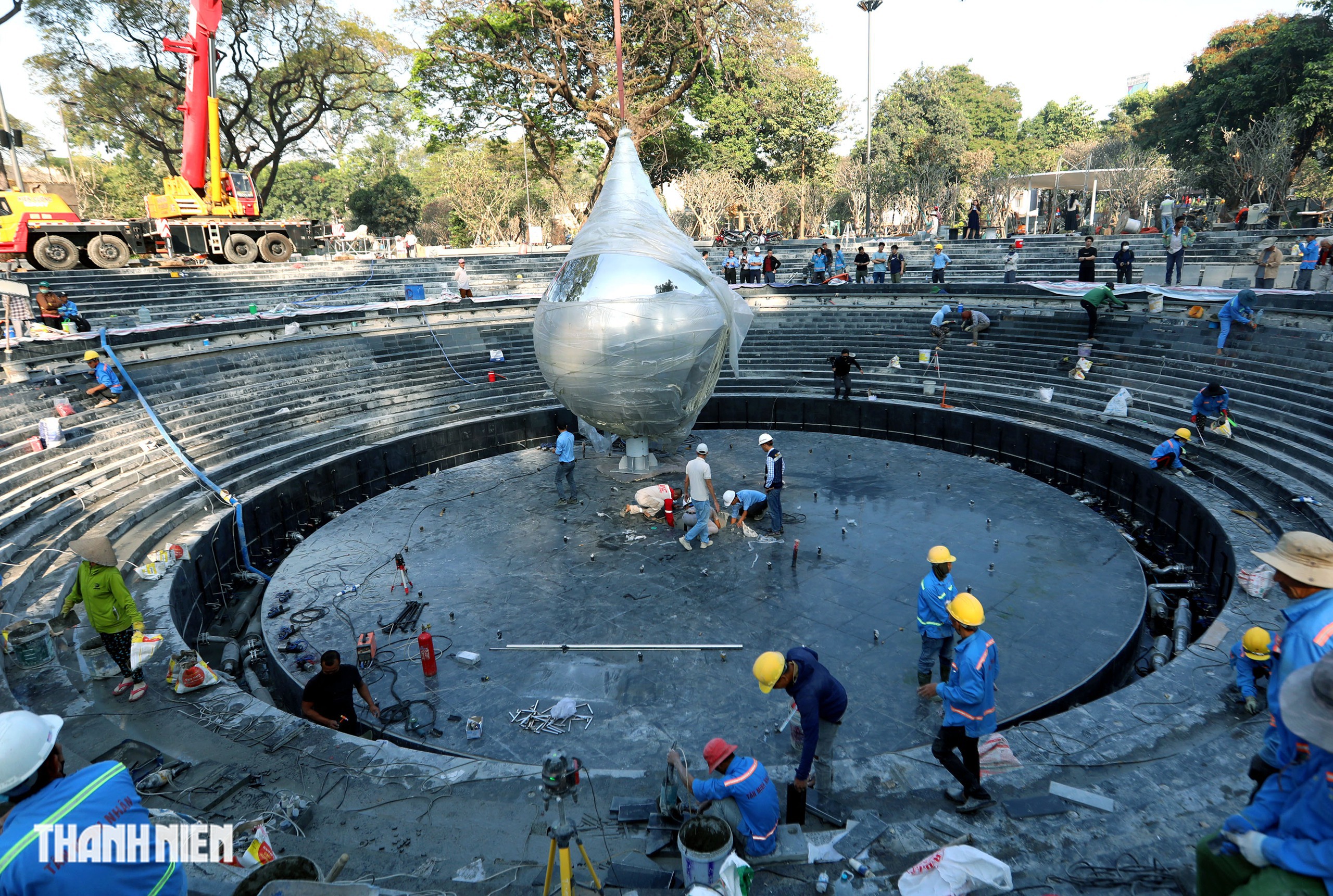 Cận cảnh biểu trưng hình giọt nước tại công viên số 1 Lý Thái Tổ- Ảnh 3. Cận cảnh biểu trưng hình giọt nước tại công viên số 1 Lý Thái Tổ- Ảnh 3.