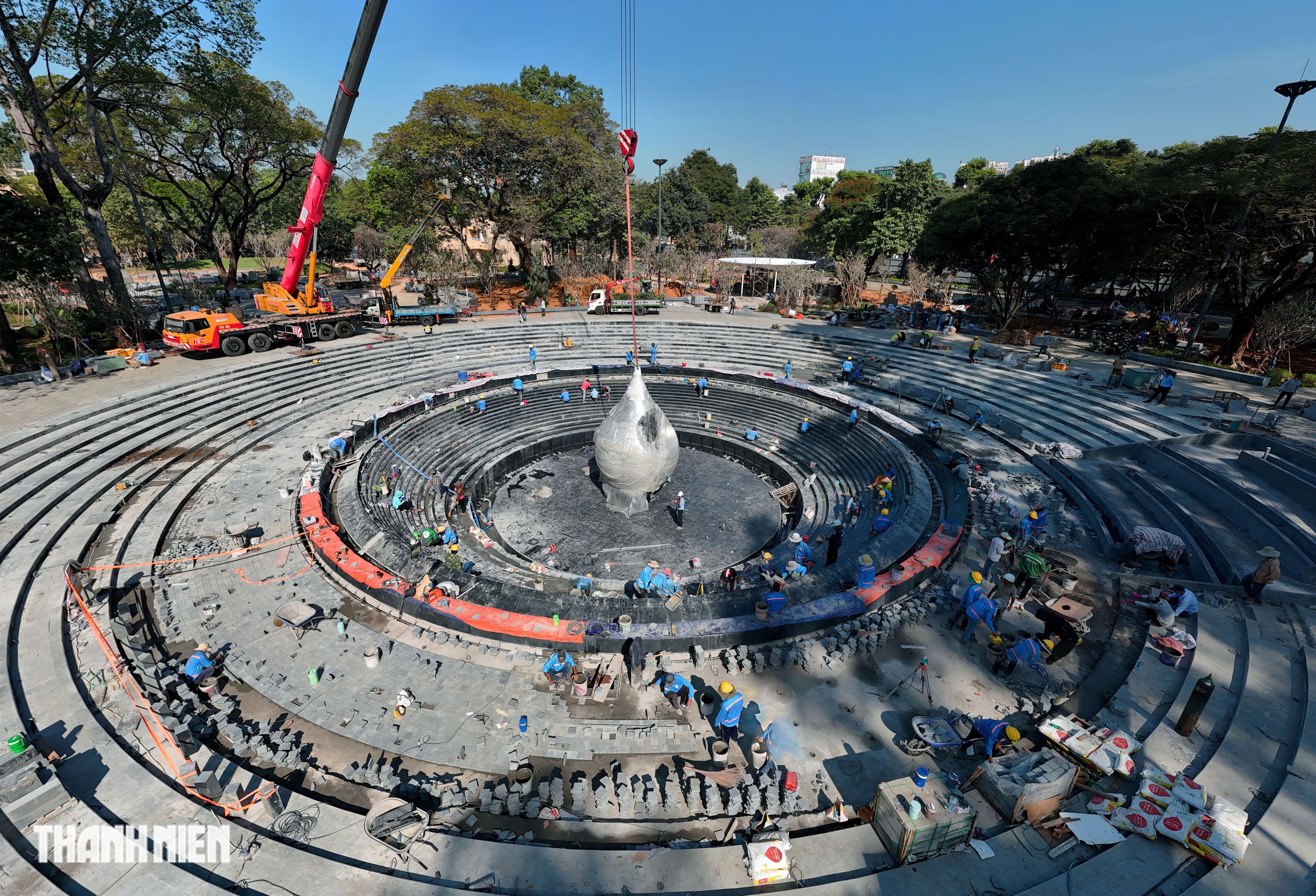 Cận cảnh biểu trưng hình giọt nước tại công viên số 1 Lý Thái Tổ- Ảnh 1. Cận cảnh biểu trưng hình giọt nước tại công viên số 1 Lý Thái Tổ- Ảnh 1.