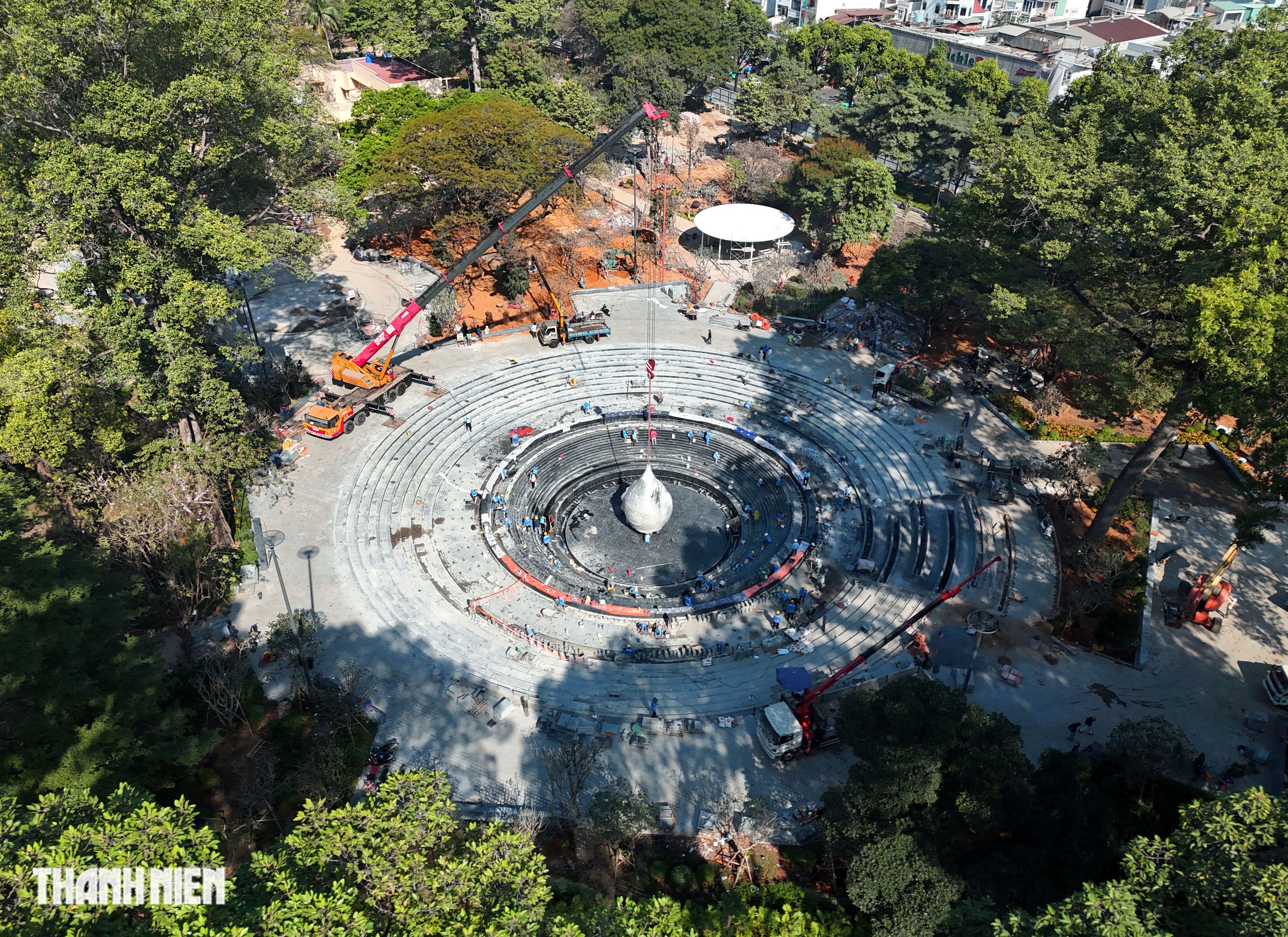 Cận cảnh biểu trưng hình giọt nước tại công viên số 1 Lý Thái Tổ- Ảnh 5. Cận cảnh biểu trưng hình giọt nước tại công viên số 1 Lý Thái Tổ- Ảnh 5.