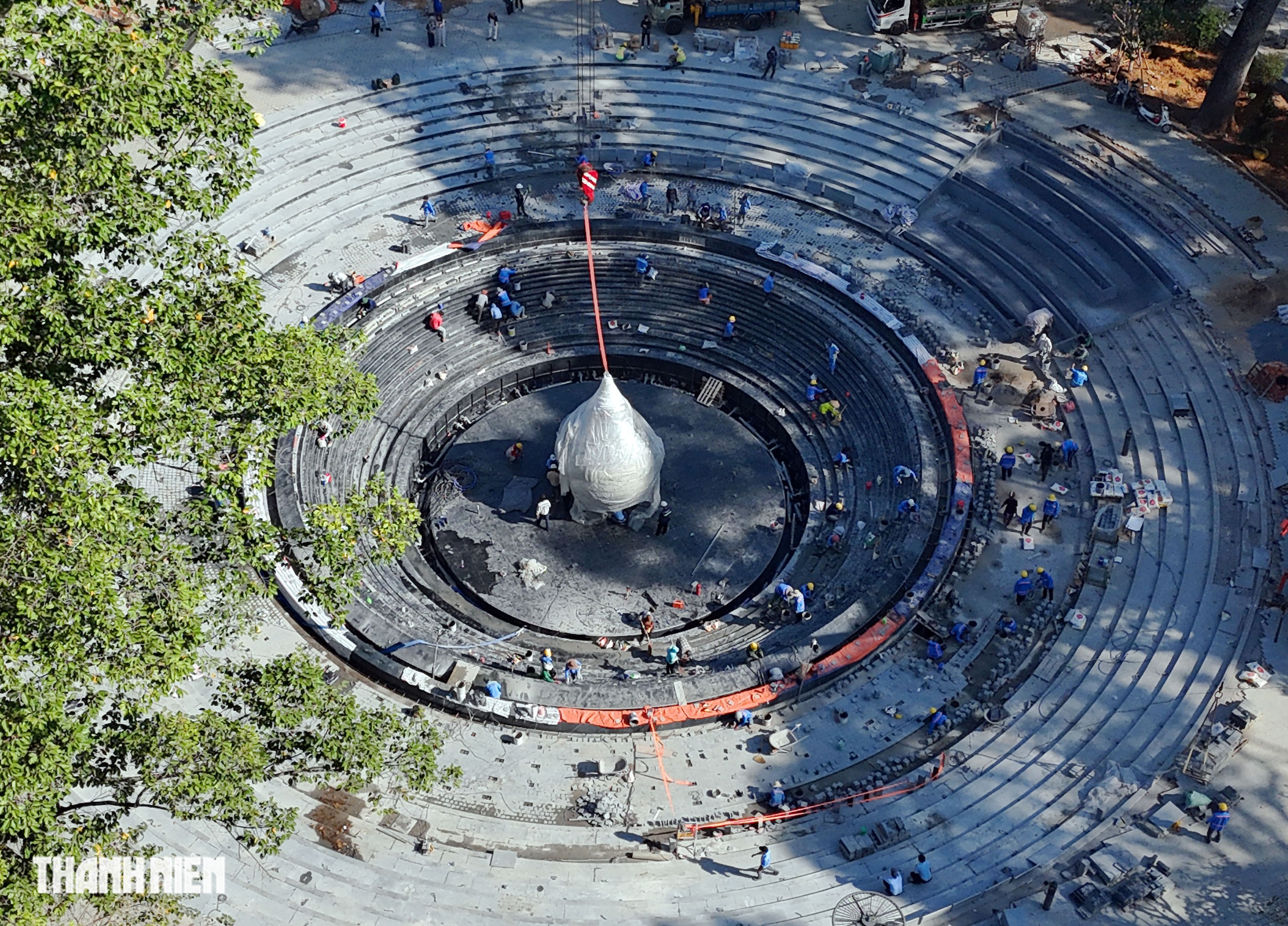 Cận cảnh biểu trưng hình giọt nước tại công viên số 1 Lý Thái Tổ- Ảnh 4. Cận cảnh biểu trưng hình giọt nước tại công viên số 1 Lý Thái Tổ- Ảnh 4.