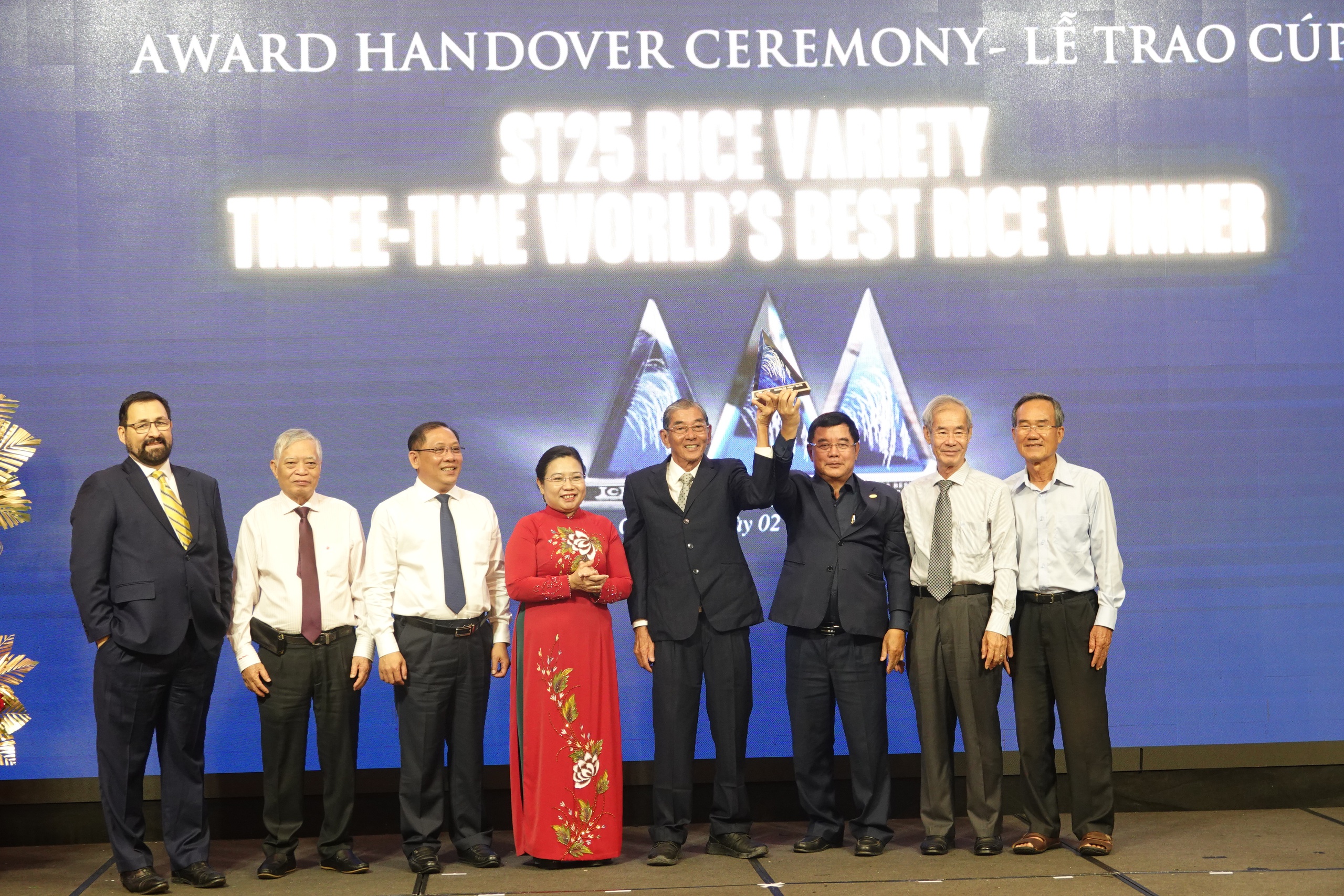 Gạo ST25 nhận cúp 'Gạo ngon nhất thế giới' sau 3 tháng đoạt giải - Ảnh 2.