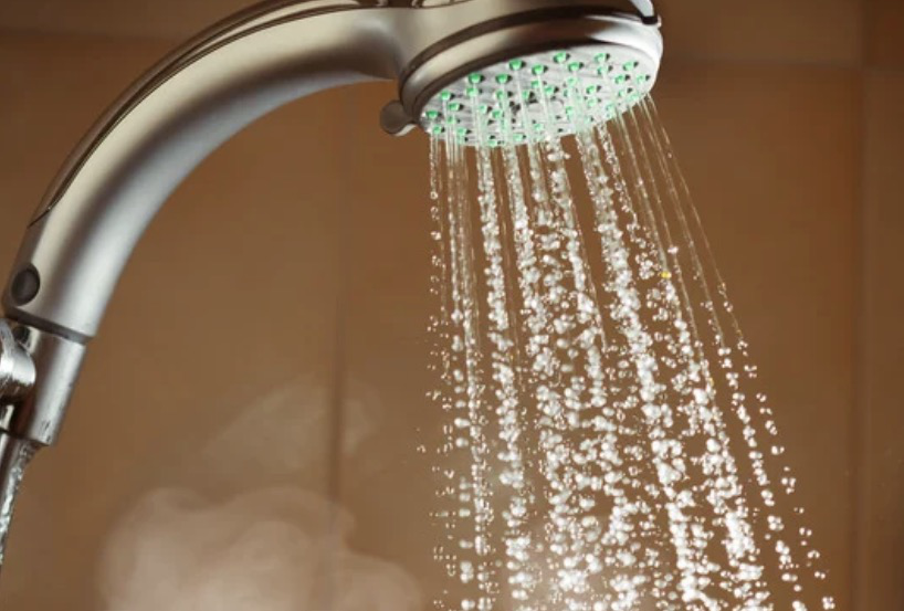 Cẩn thận khi tắm nước nóng không đúng cách- Ảnh 1. Cẩn thận khi tắm nước nóng không đúng cách- Ảnh 1.