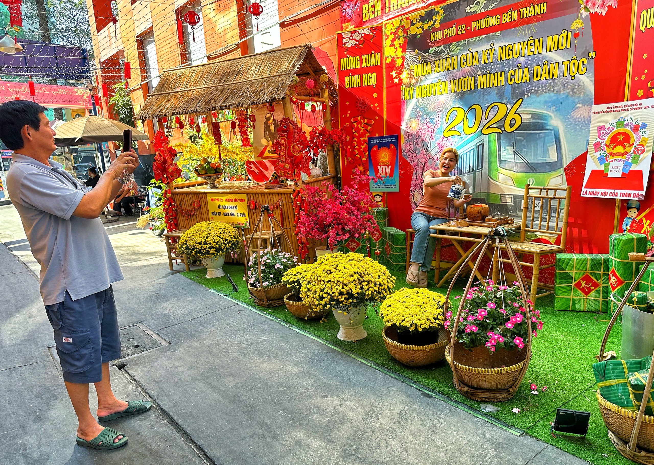 'Hẻm tết' nổi tiếng ngay trung t&acirc;m TP.HCM, năm nay c&oacute; ăn tết lớn như mọi năm? - Ảnh 1.