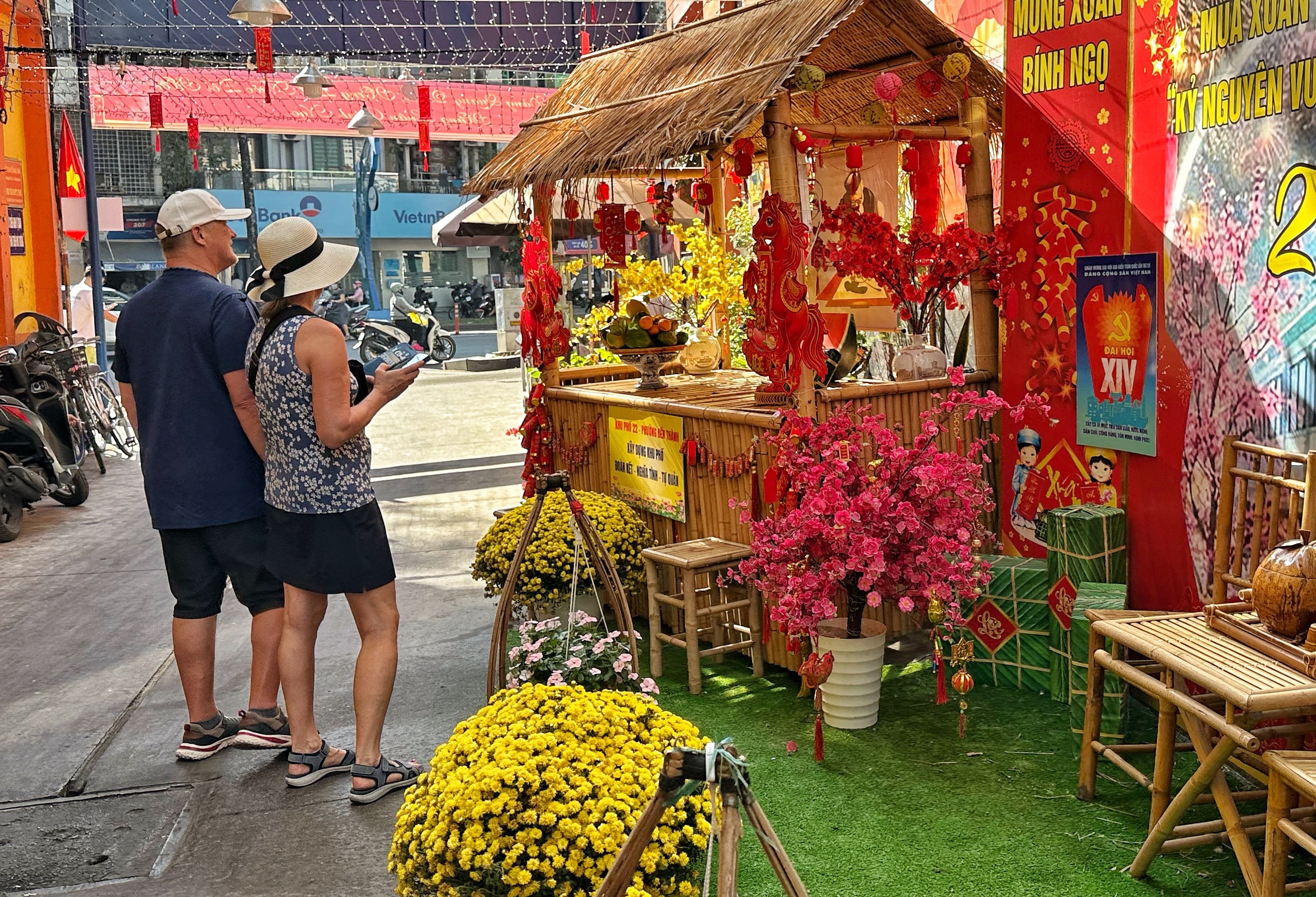 'Hẻm tết' nổi tiếng ngay trung t&acirc;m TP.HCM, năm nay c&oacute; ăn tết lớn như mọi năm? - Ảnh 3.