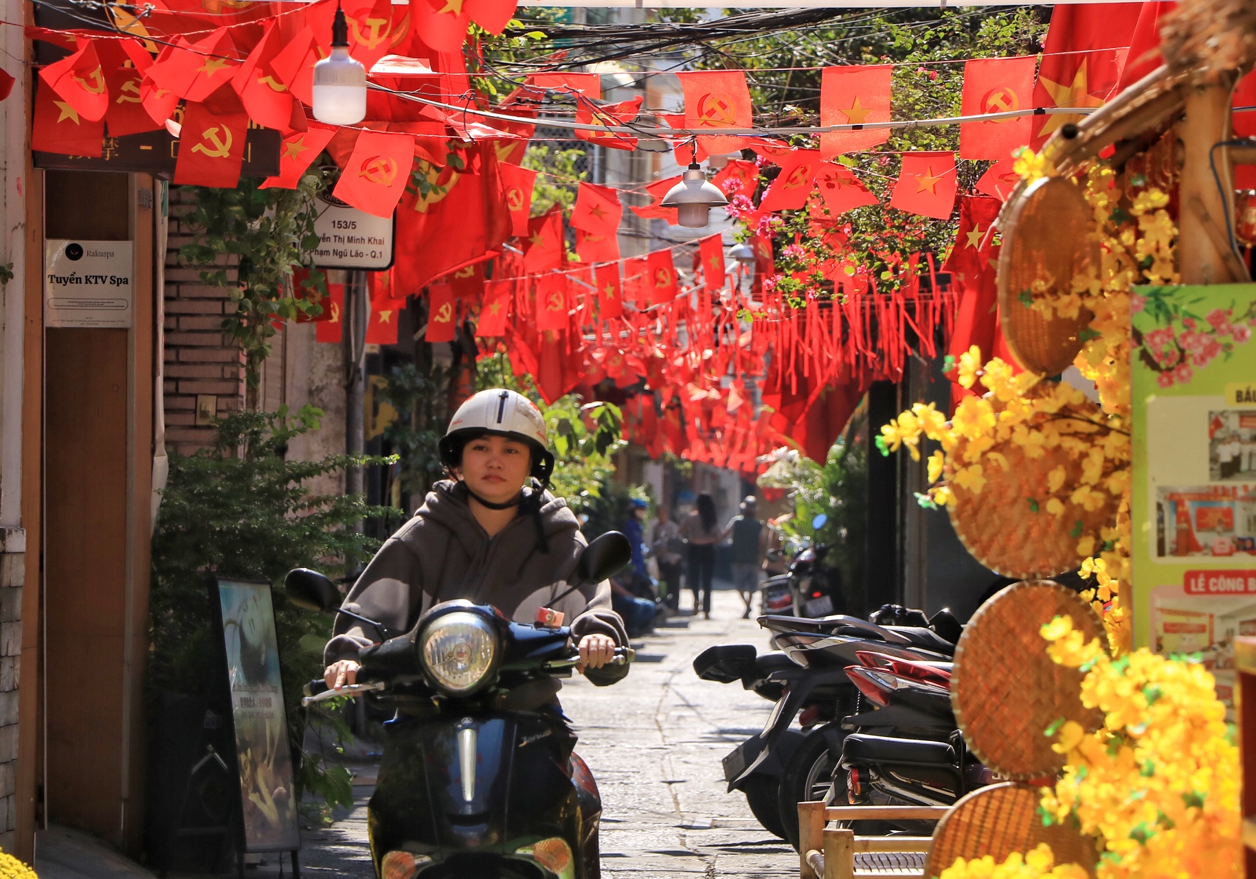 'Hẻm tết' nổi tiếng ngay trung t&acirc;m TP.HCM, năm nay c&oacute; ăn tết lớn như mọi năm? - Ảnh 8.