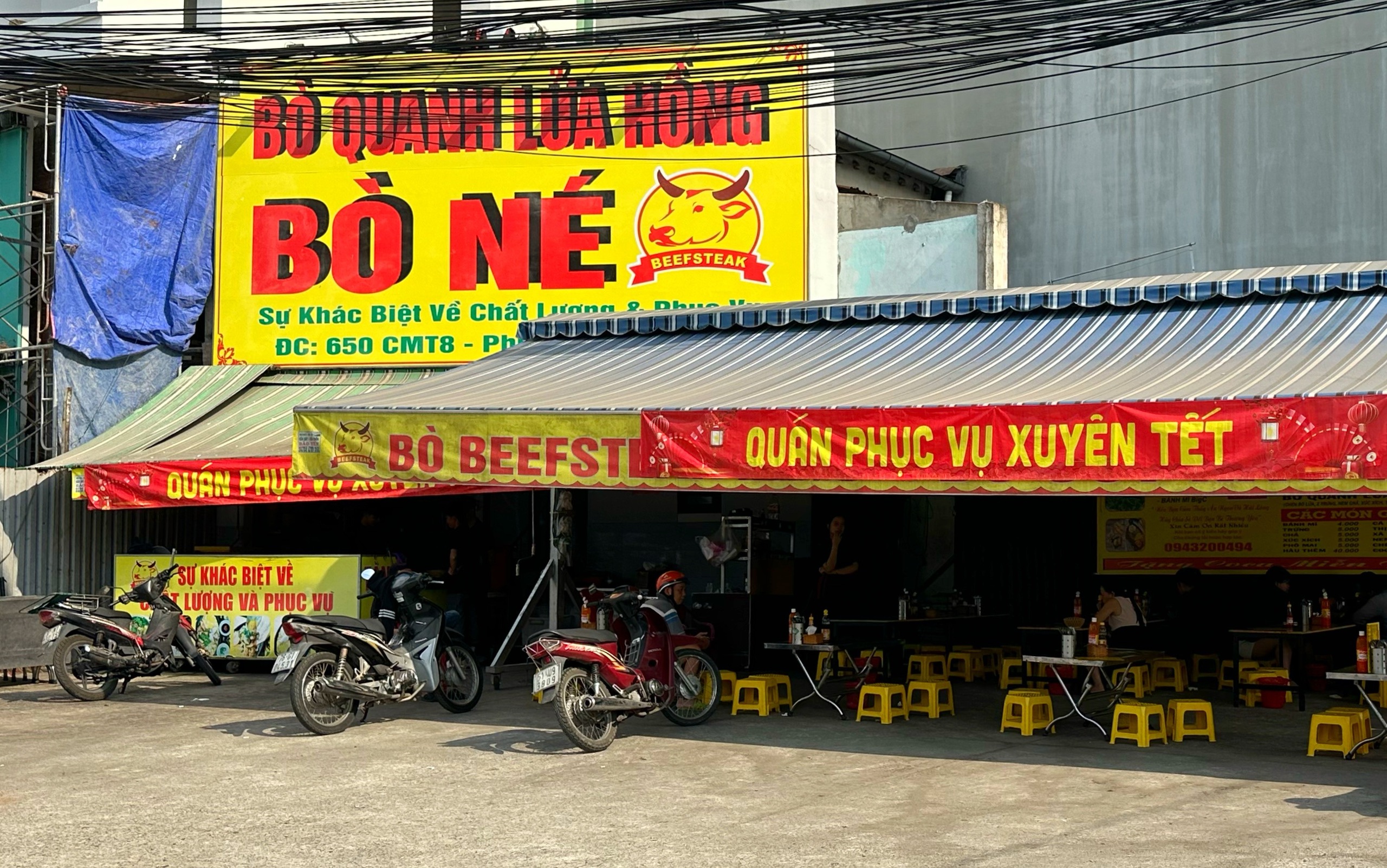 Loạt quán ăn ở TP.HCM dán bảng 'bán xuyên tết', có tăng giá không? - Ảnh 2.